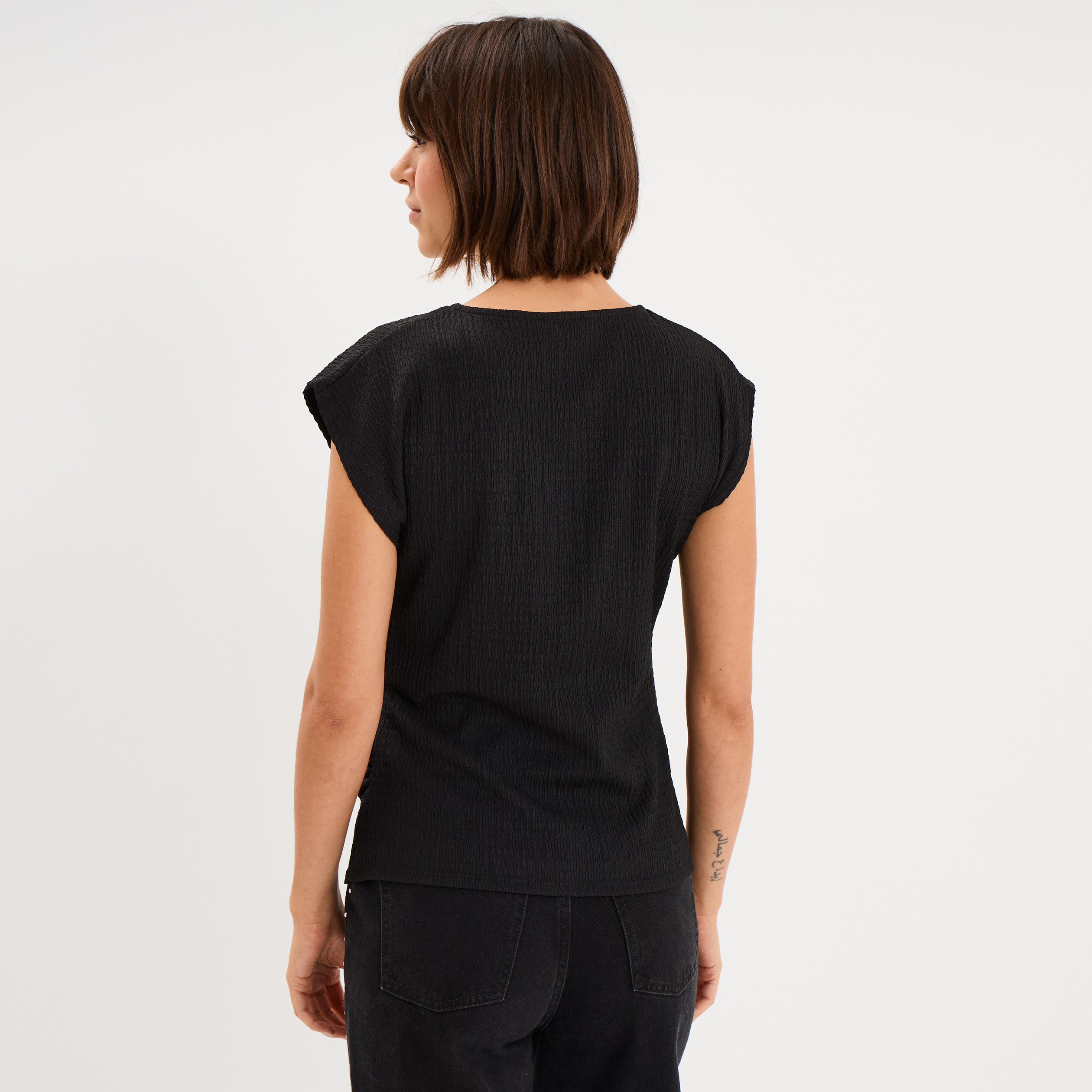 T-shirt fronc&eacute; gaufr&eacute; manches courtes noir femme