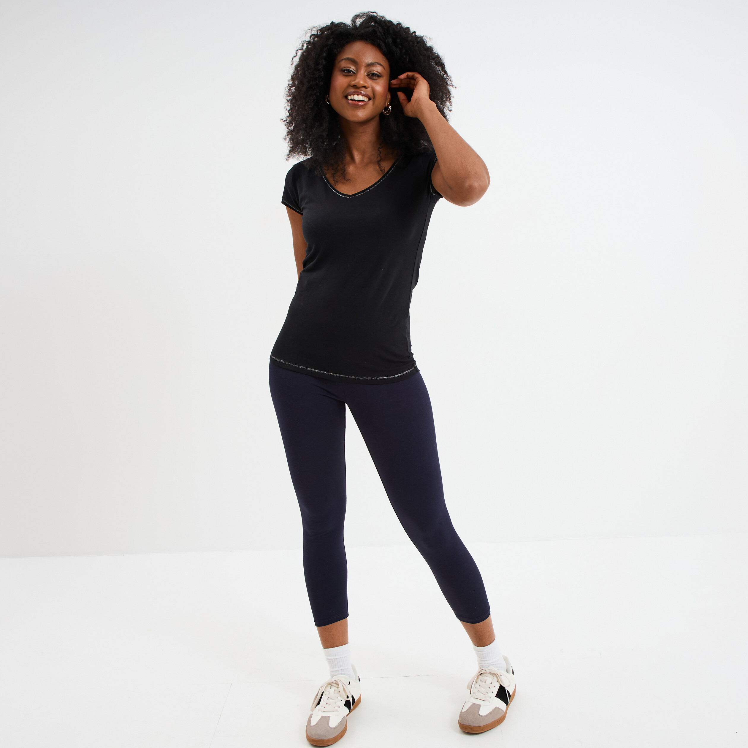 t shirt col v ajuste manches courtes noir femme T-shirt col V ajusté manches courtes noir femme