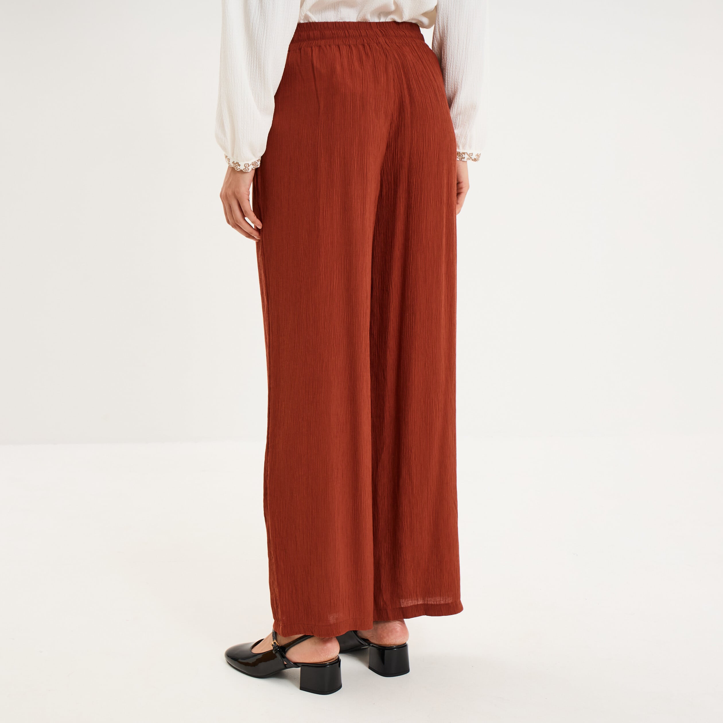 Pantalon effet cr&ecirc;pe taille &eacute;lastiqu&eacute;e marron femme
