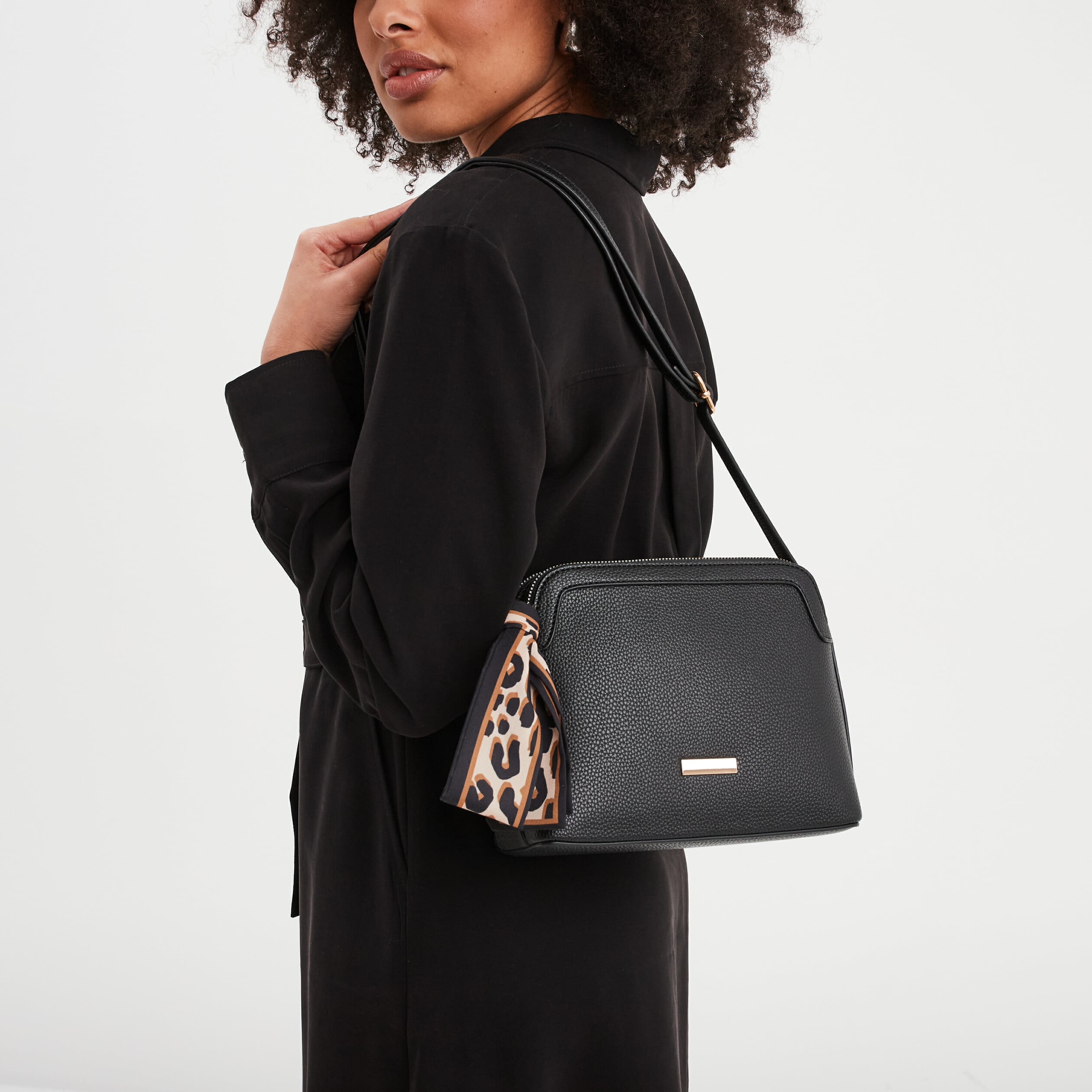 Sac en bandouli&egrave;re d&eacute;tail foulard noir femme