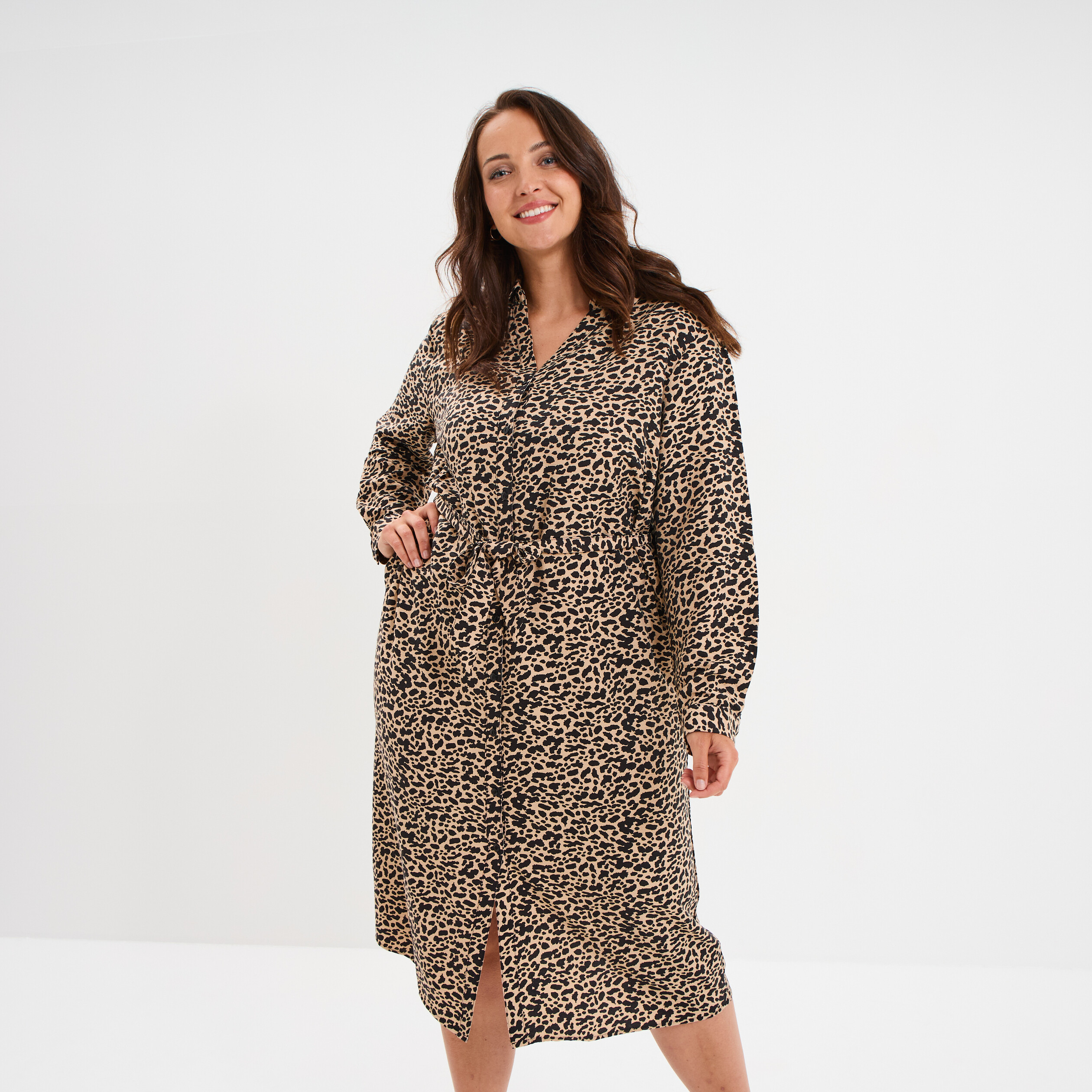 Robe chemise longue ceintur&eacute;e beige femme grande taille