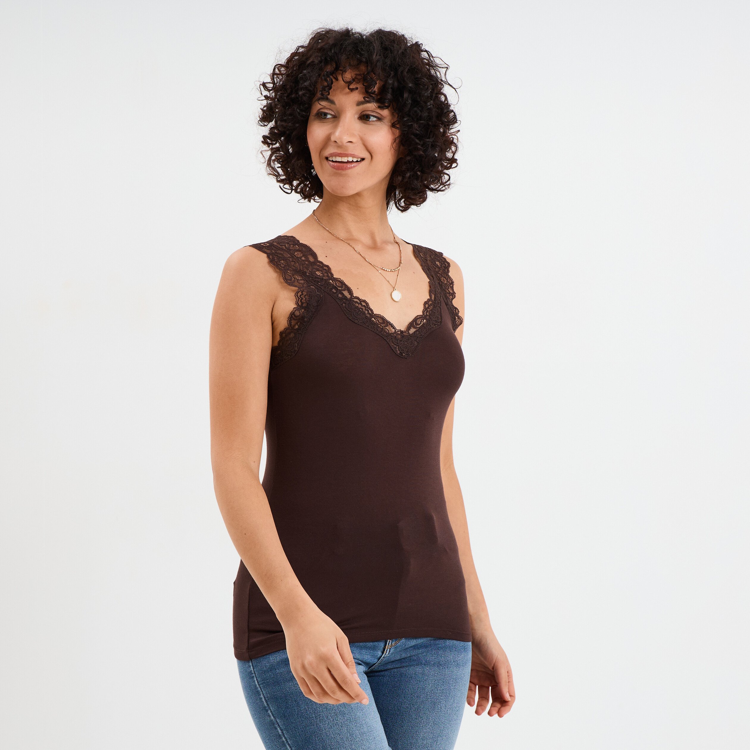 debardeur ajuste avec dentelle marron fonce femme Débardeur ajusté avec dentelle marron foncé femme
