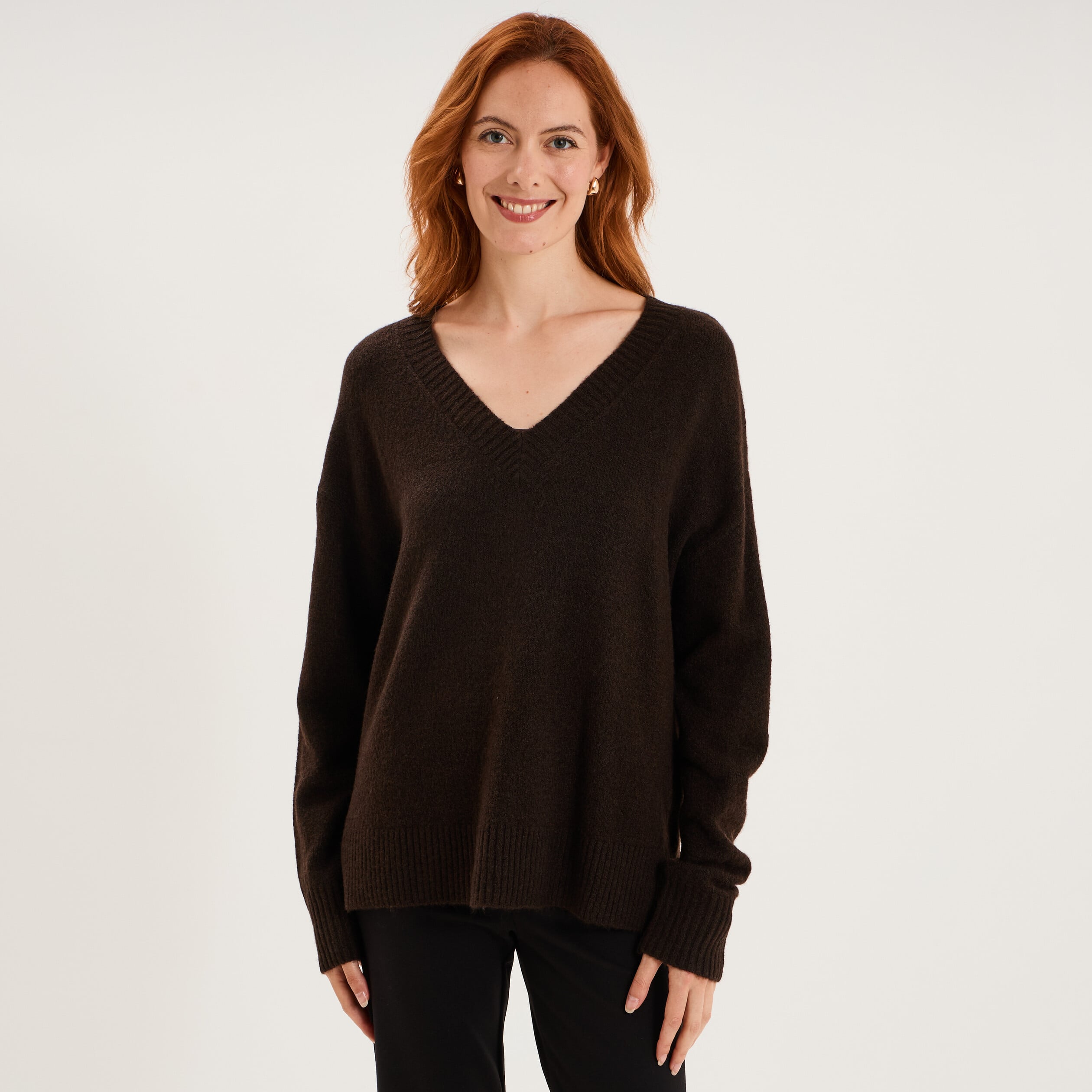 Pull col en V manches longues marron fonc&eacute; femme