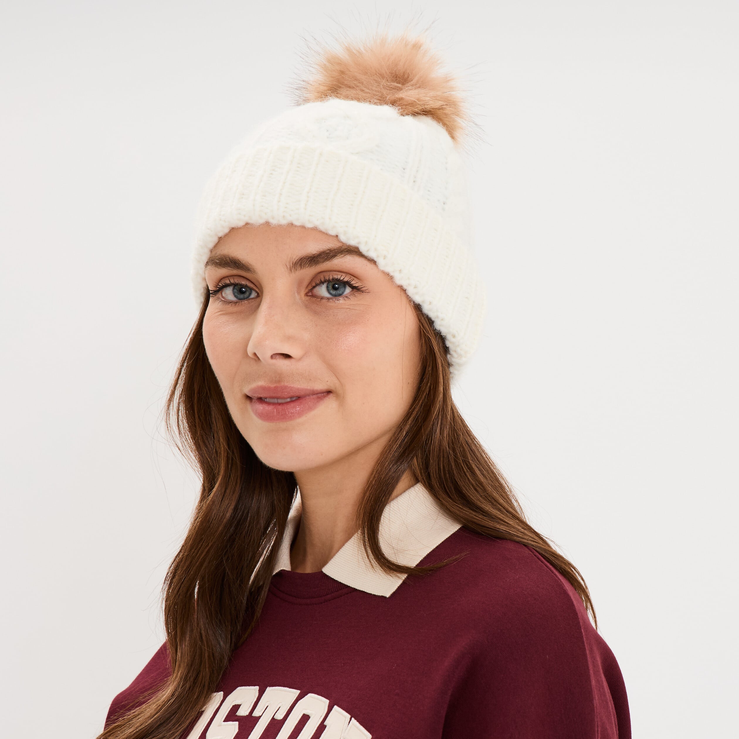 Bonnet &agrave; torsades et pompon ivoire femme