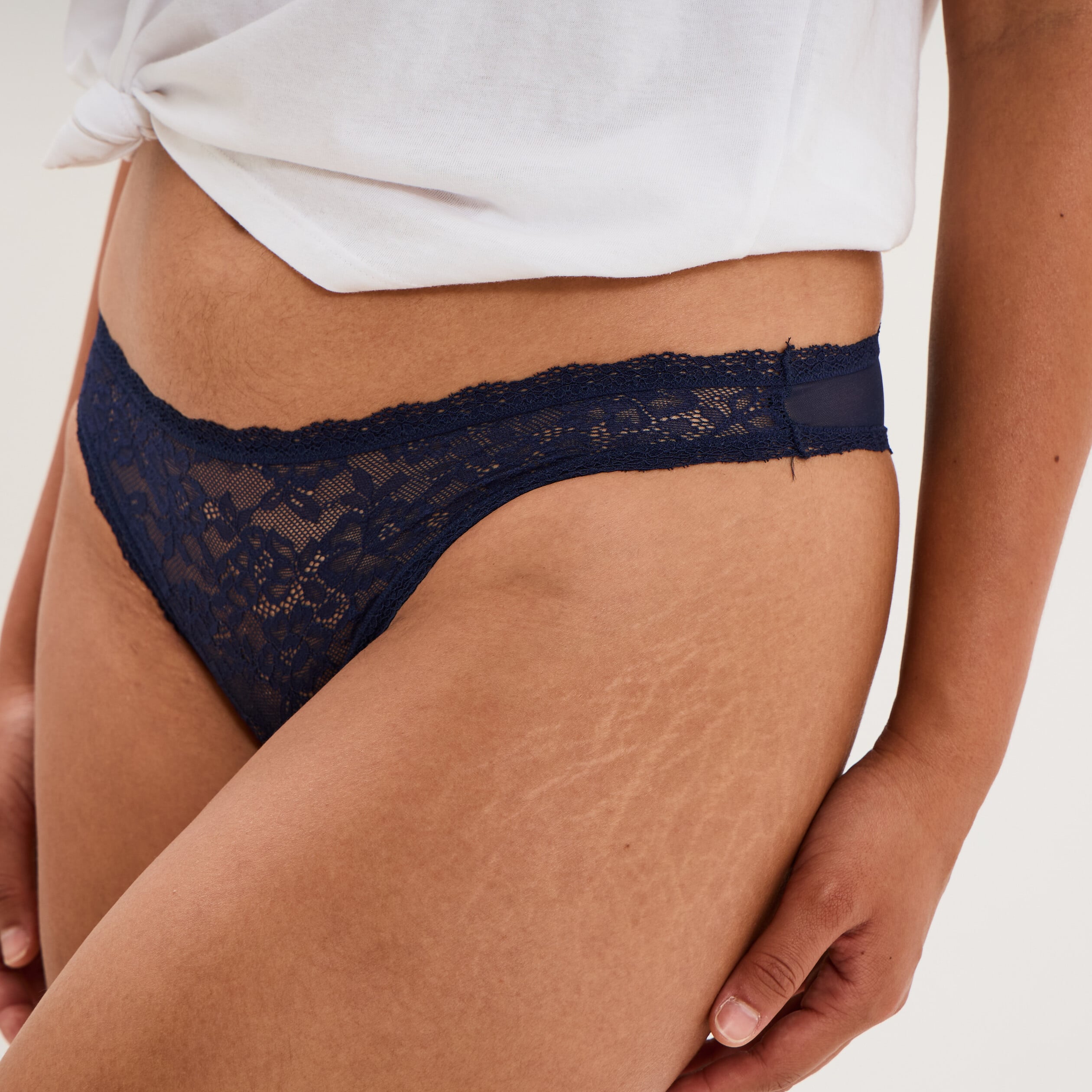 Tanga en dentelle doublure coton bleu marine femme