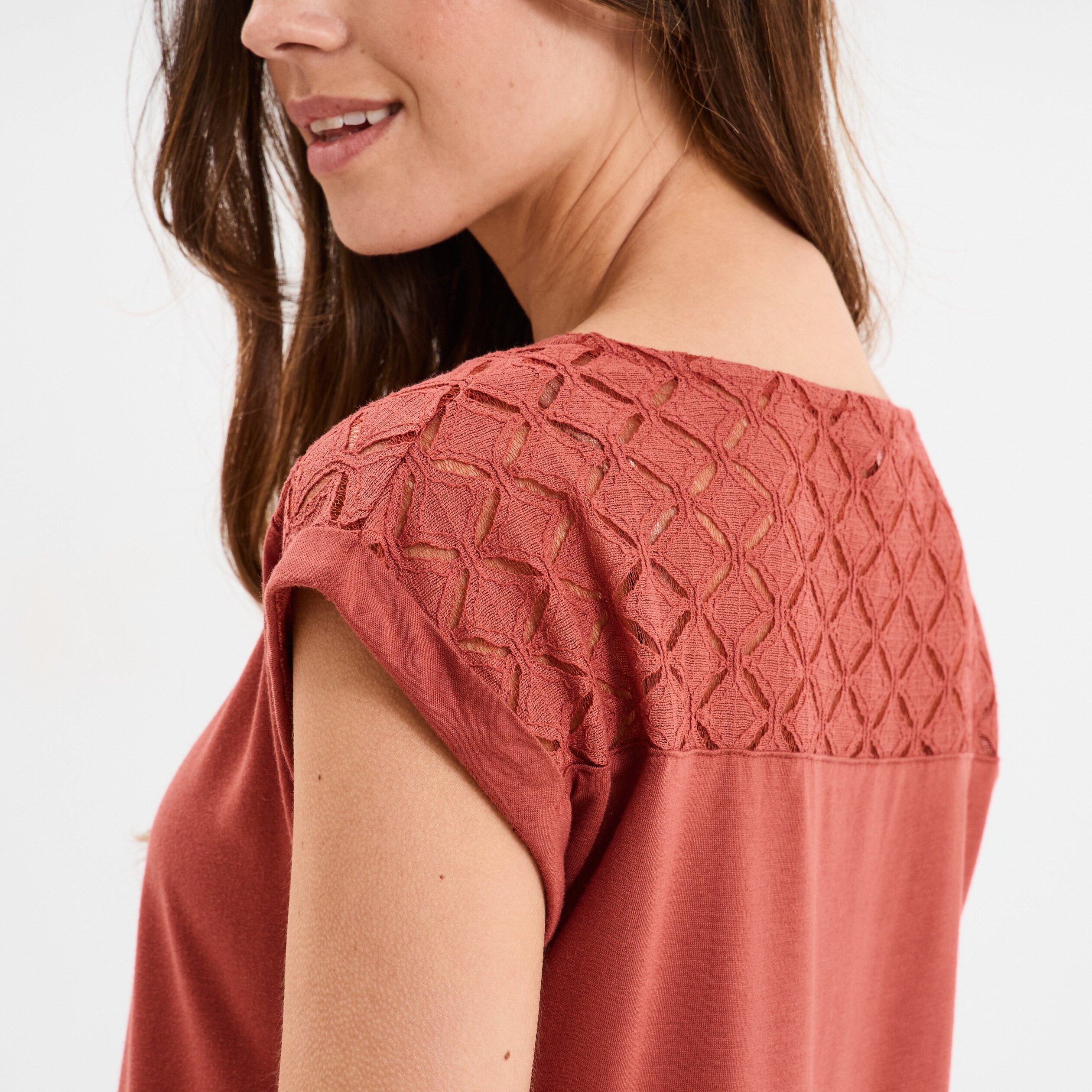 t shirt col en v dentelle epaules et dos vieux rose femme T-shirt col en V dentelle épaules et dos vieux rose femme