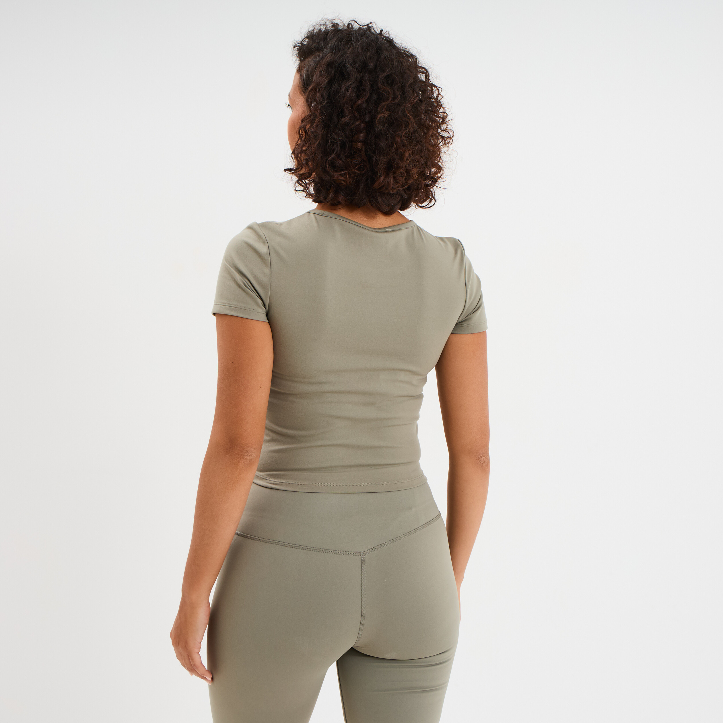 T-shirt de sport court ajust&eacute; vert kaki femme