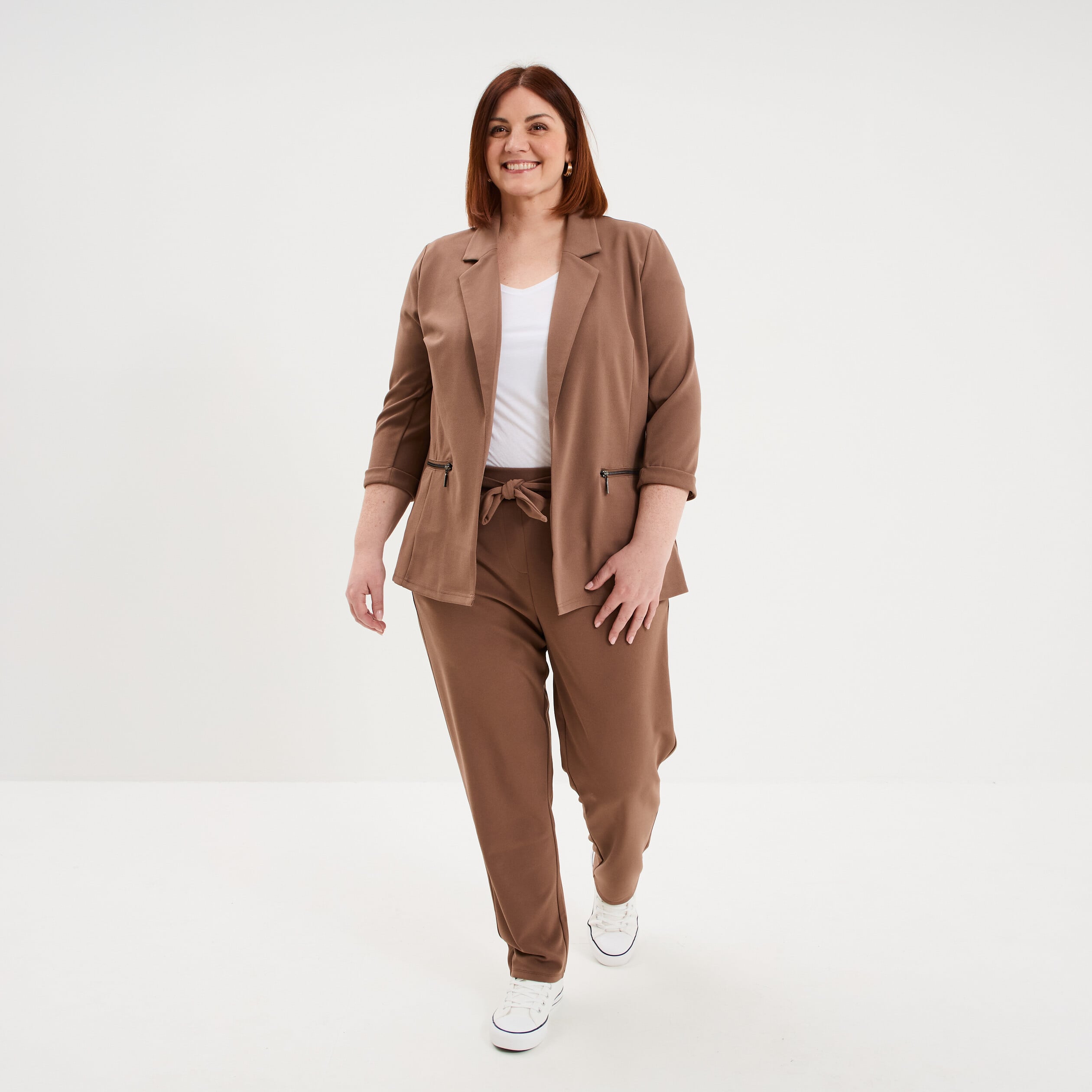 Pantalon cigarette ceintur&eacute; effet cr&ecirc;pe marron clair femme grande taille