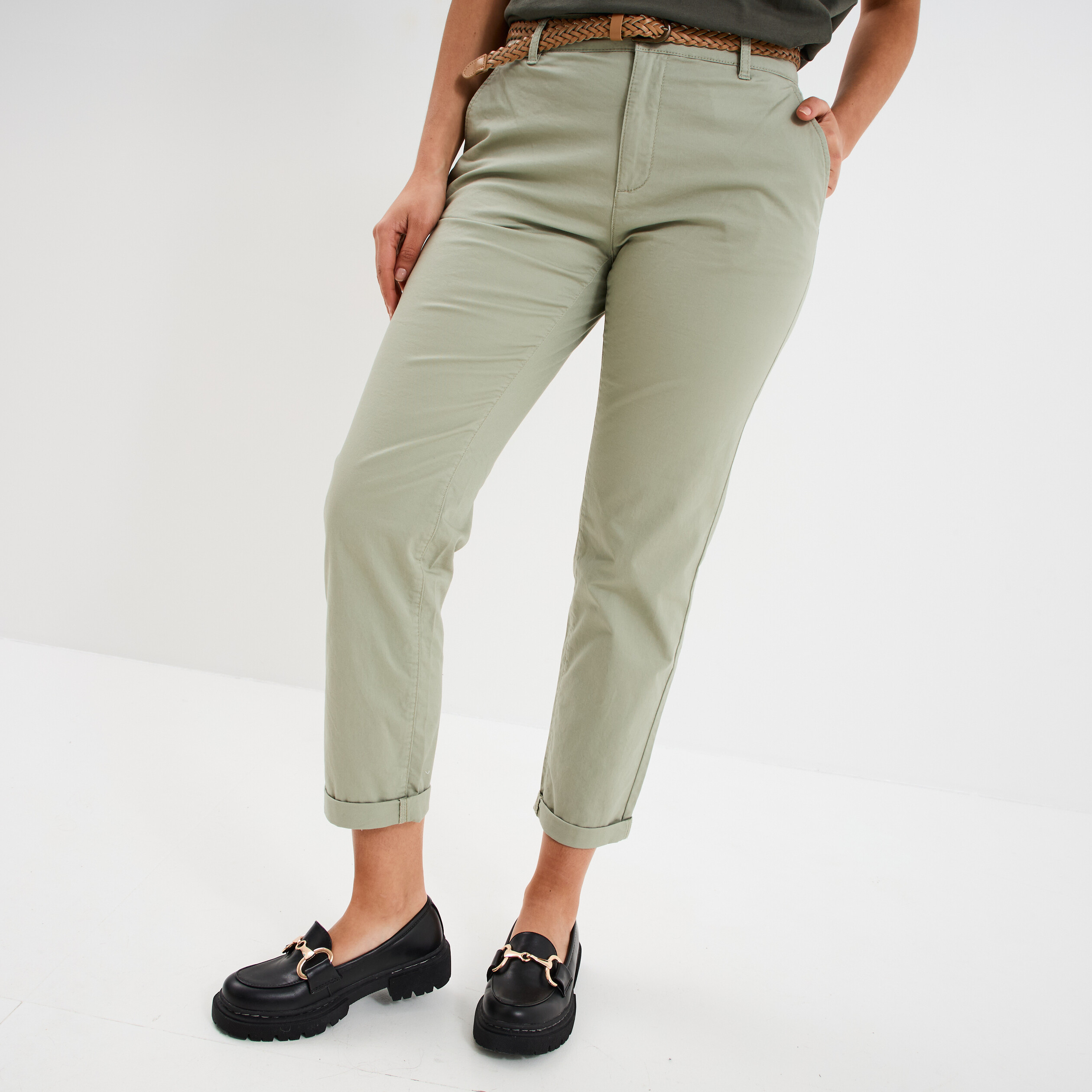 Pantalon chino 7/8&egrave;me ceinture tress&eacute;e vert kaki femme