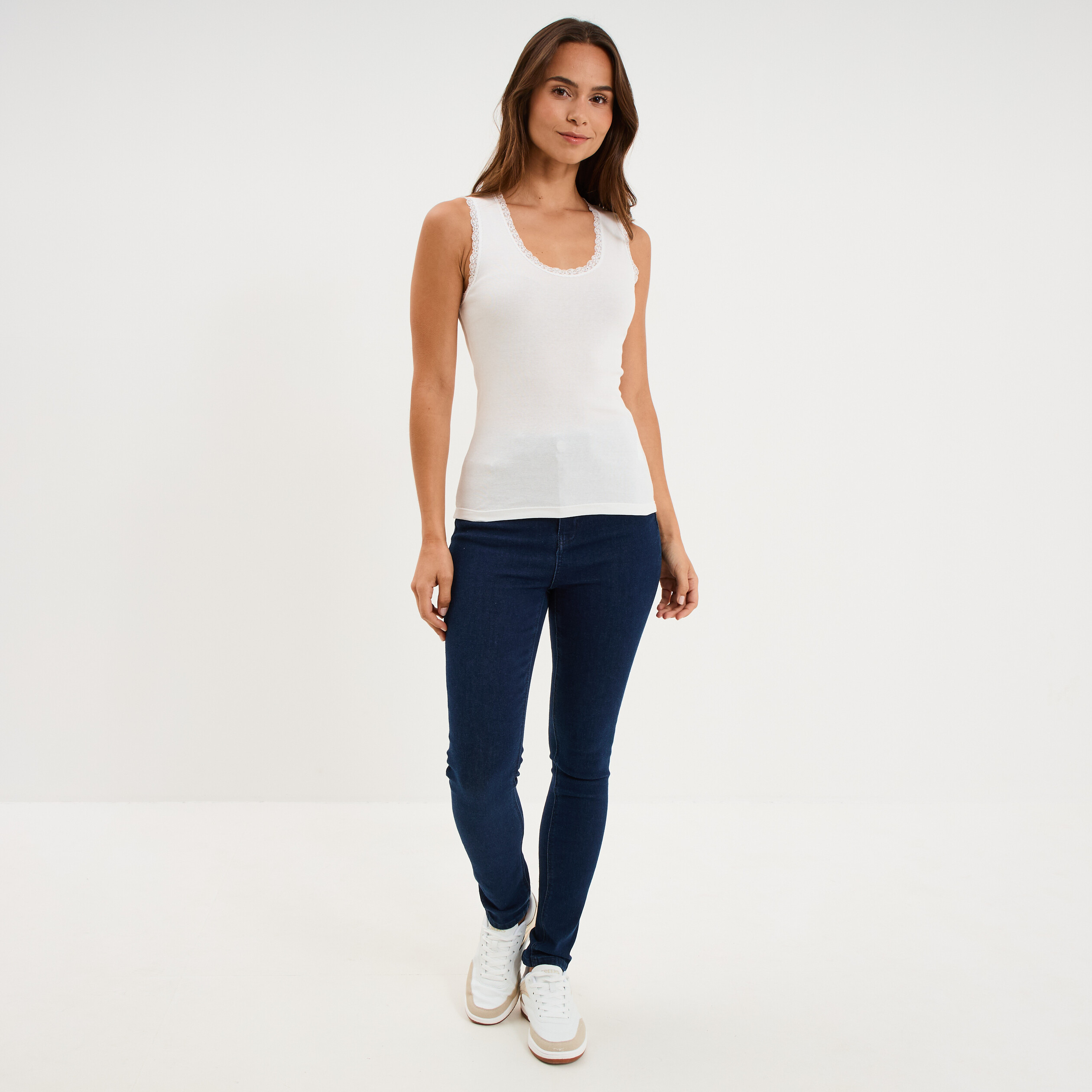 D&eacute;bardeur coton bords dentelle blanc femme