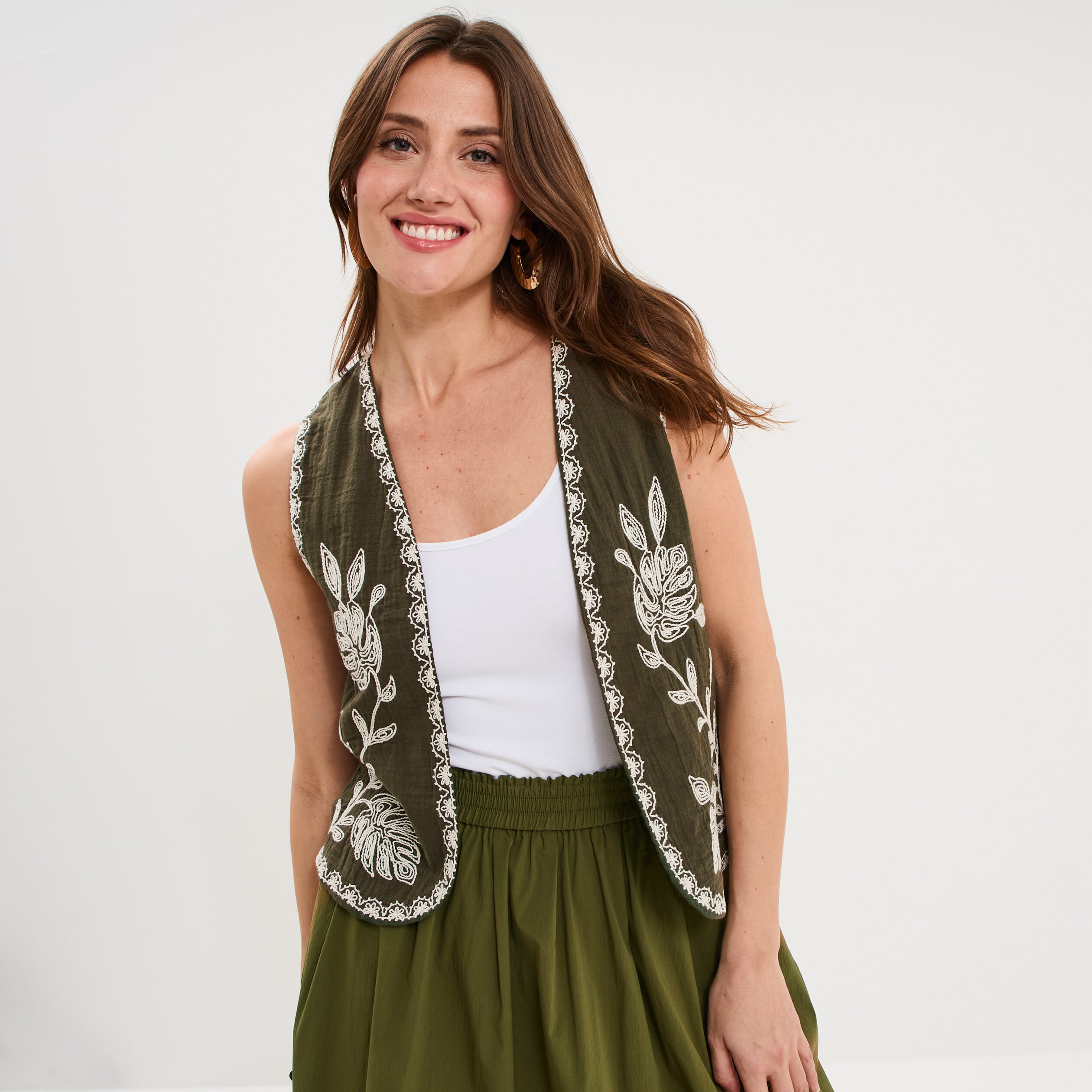 Gilet sans manches brod&eacute; gaze de coton vert kaki femme