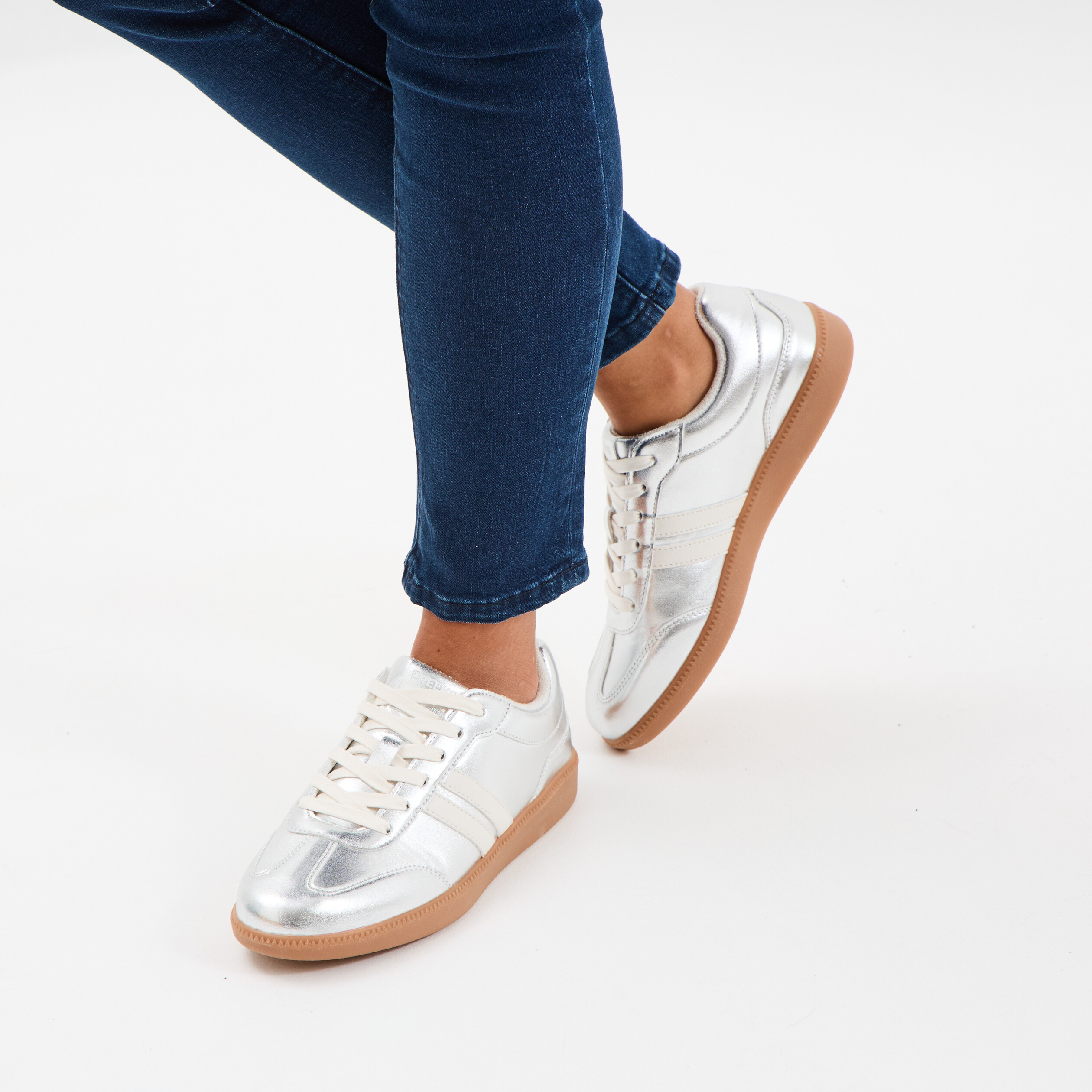 Tennis basses &agrave; lacets gris argent femme
