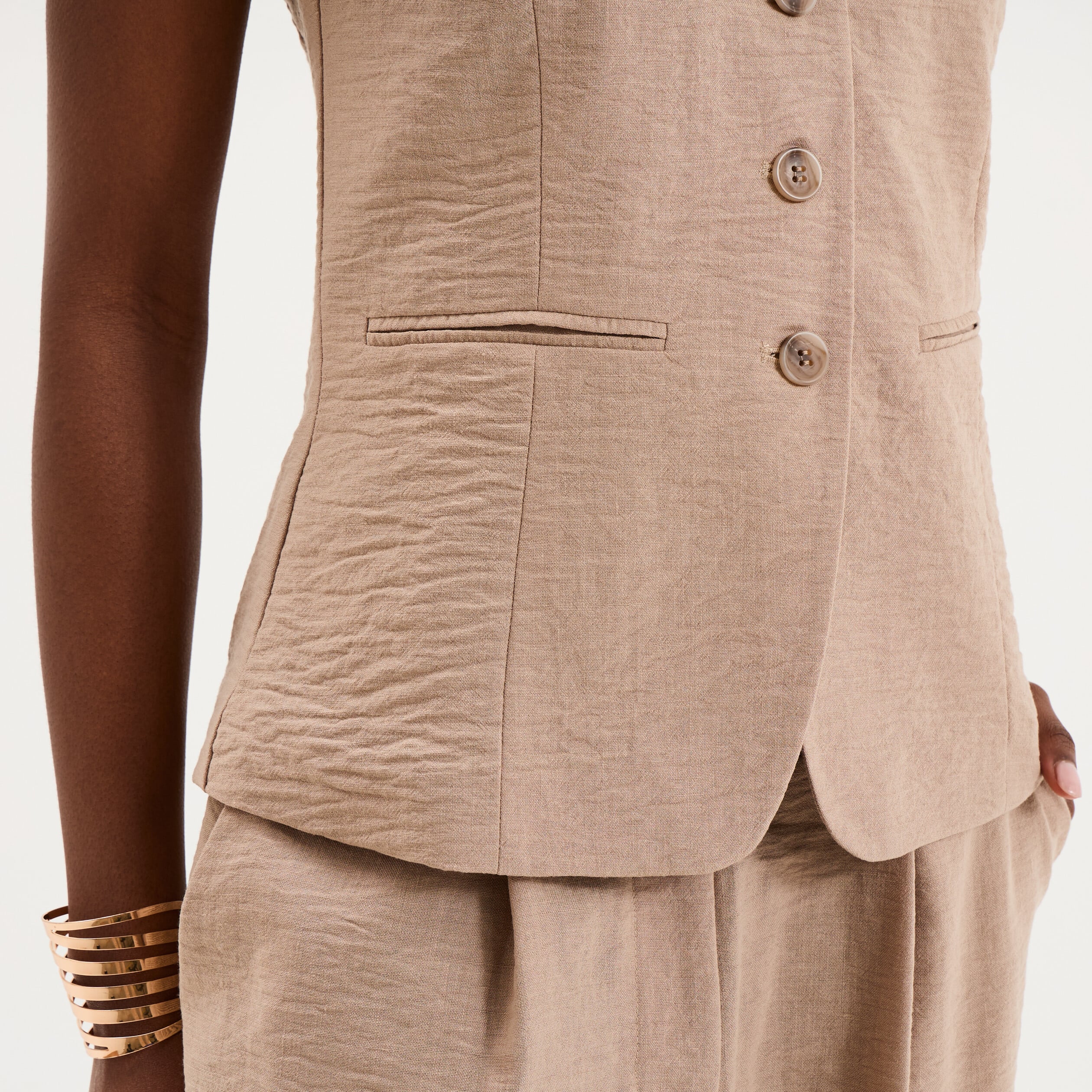 Veste sans manches ajust&eacute;e boutonn&eacute;e marron femme