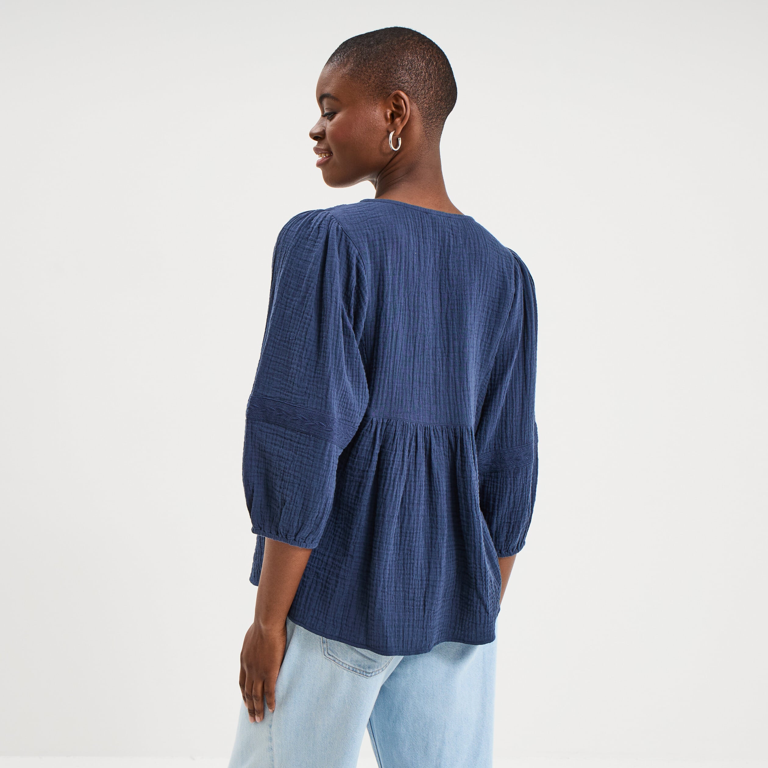 Blouse brod&eacute;e manches 3/4 gaze de coton bleu marine femme