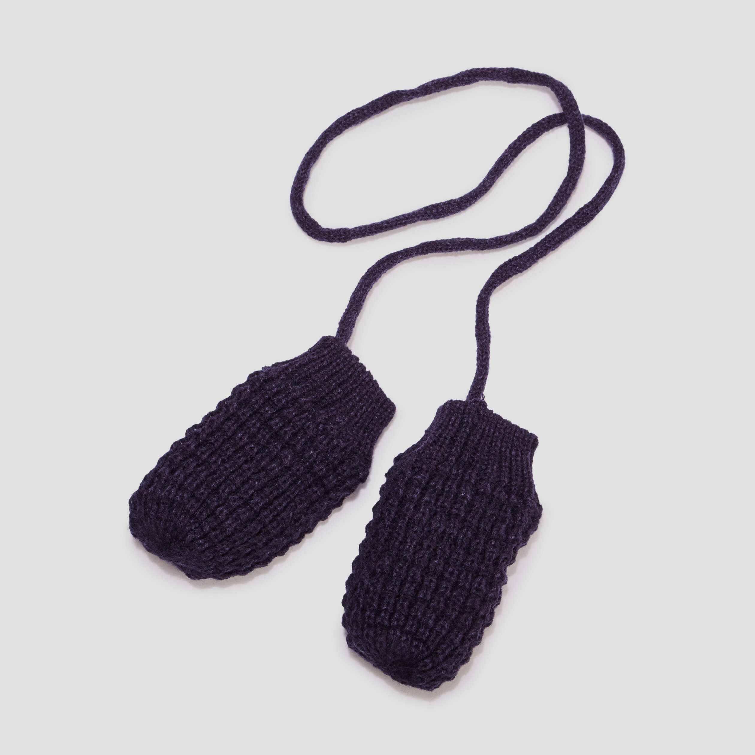 Ensemble bonnet et moufles tricotés bleu marine bébé