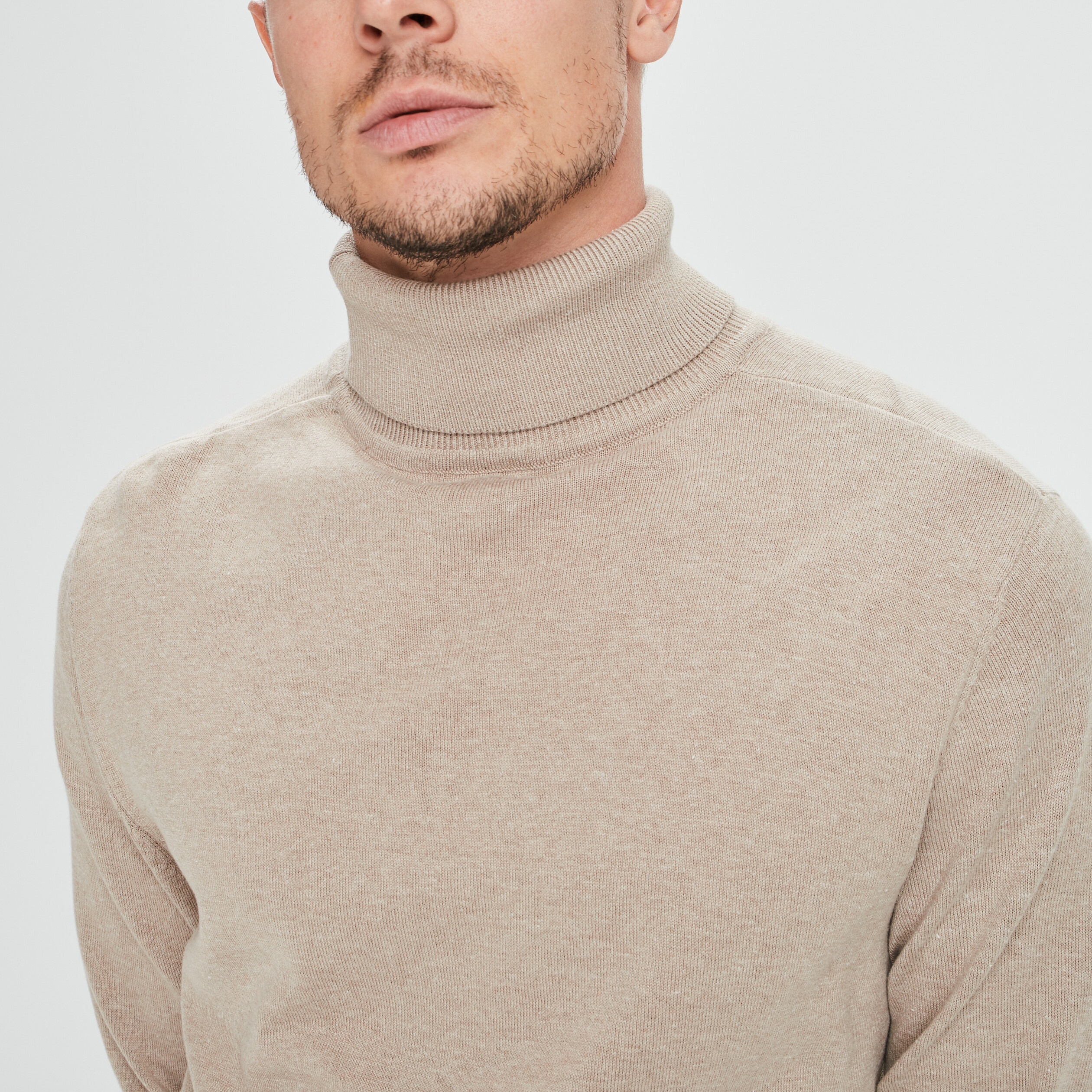 Pull avec col roul&eacute; sable homme