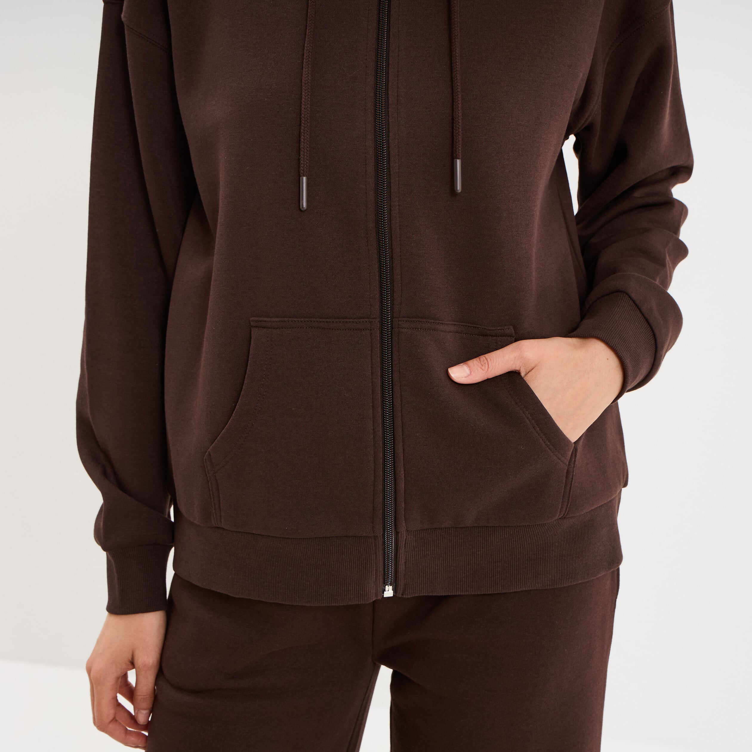 Sweat zipp&eacute; &agrave; capuche marron fonc&eacute; femme