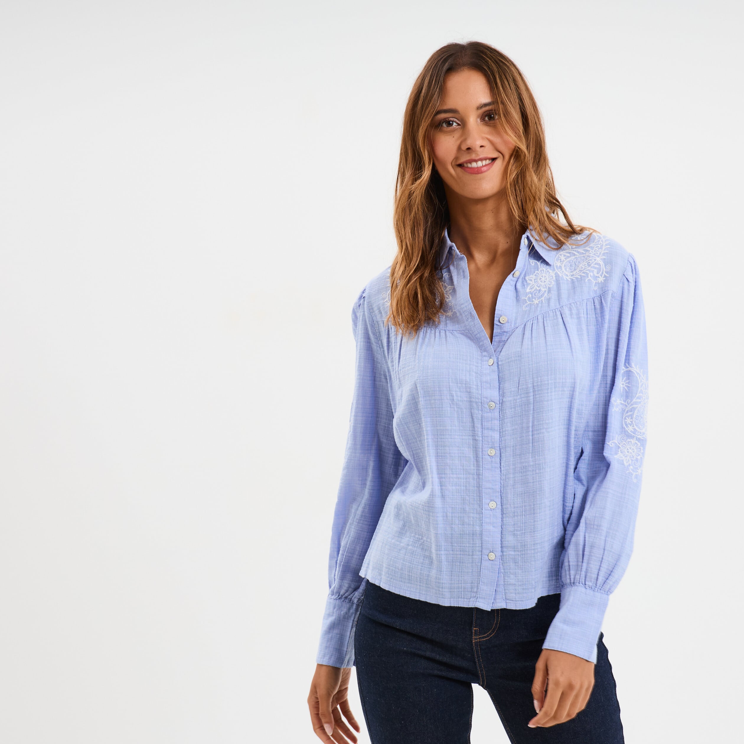 Chemise brod&eacute;e manches longues bleu ciel femme