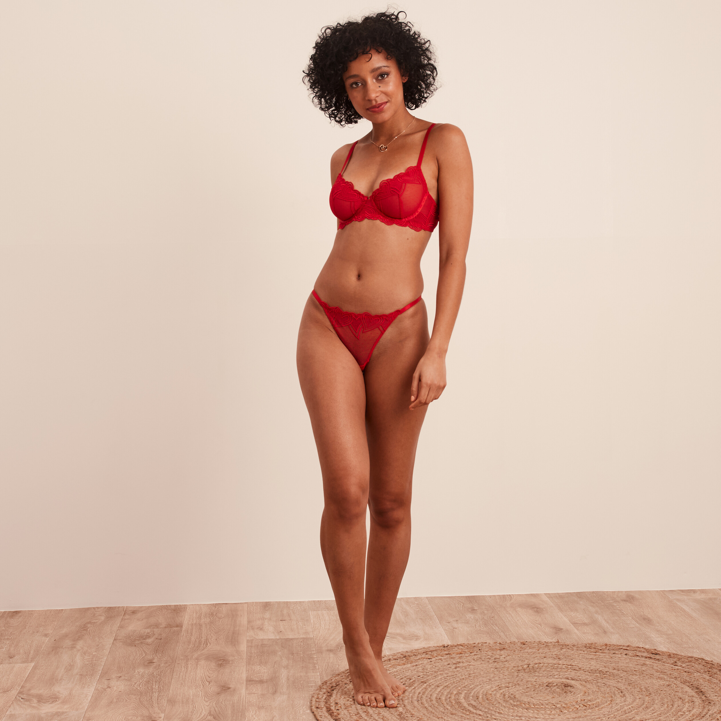 soutien gorge corbeille broderie rouge femme Soutien-gorge corbeille broderie rouge femme