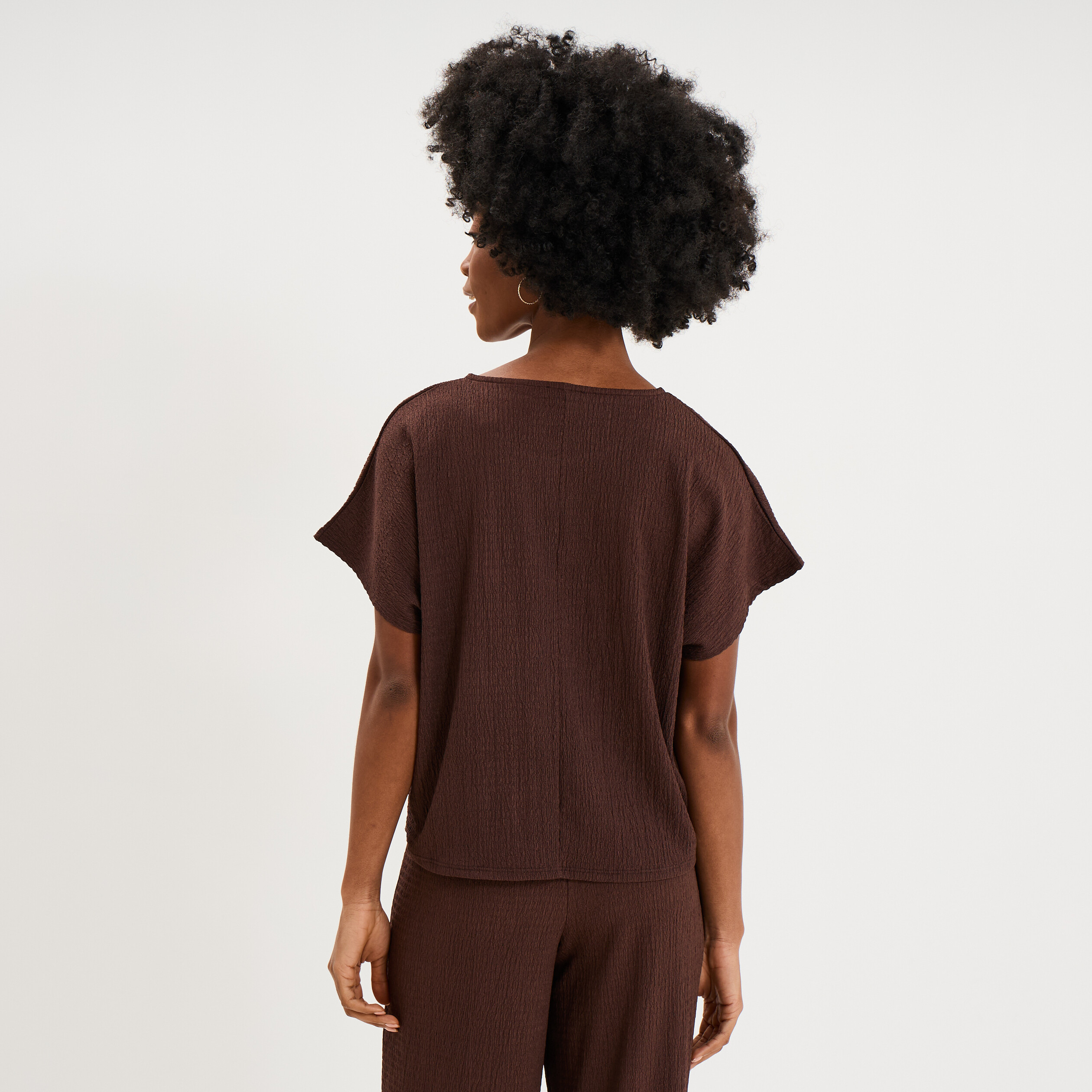 T-shirt gaufr&eacute; col rond manches courtes marron fonc&eacute; femme