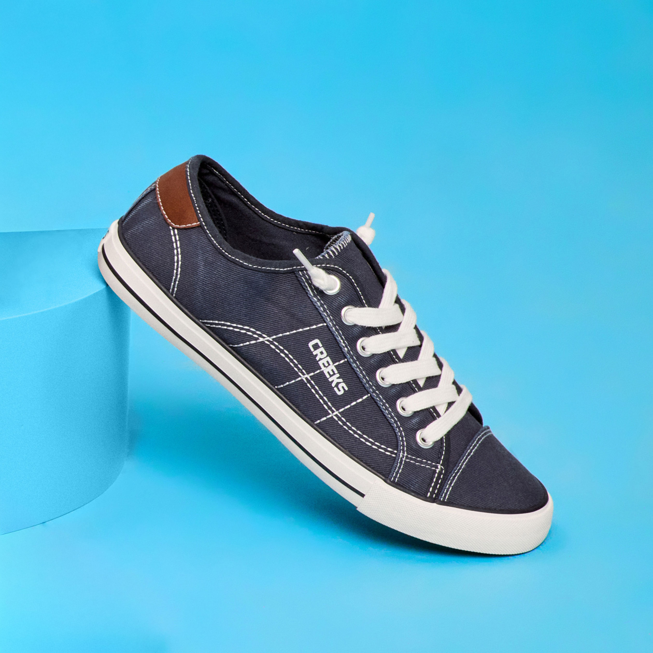 Tennis basses en toile &agrave; lacets bleu marine homme