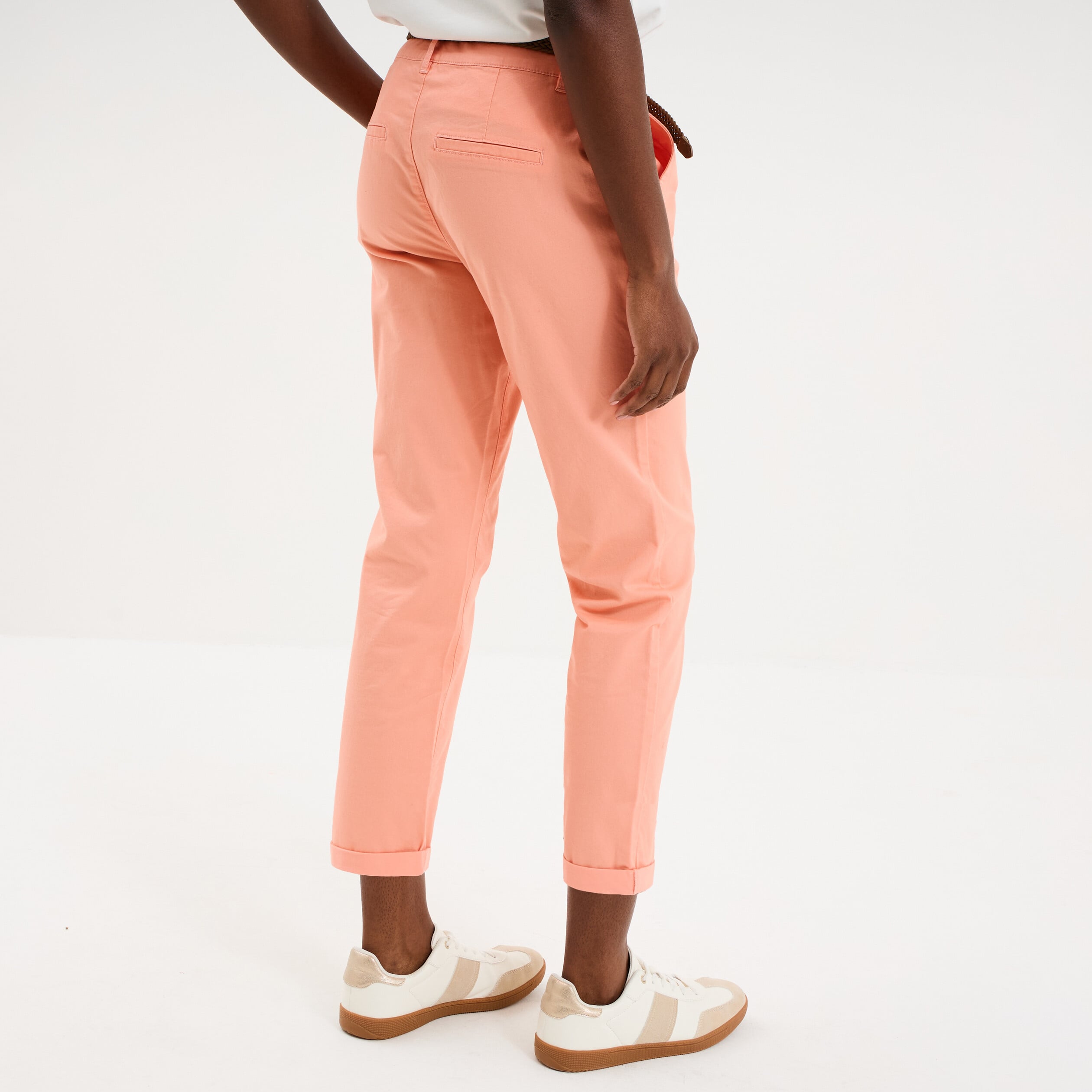 Pantalon chino 7/8&egrave;me ceinture tress&eacute;e orange corail femme