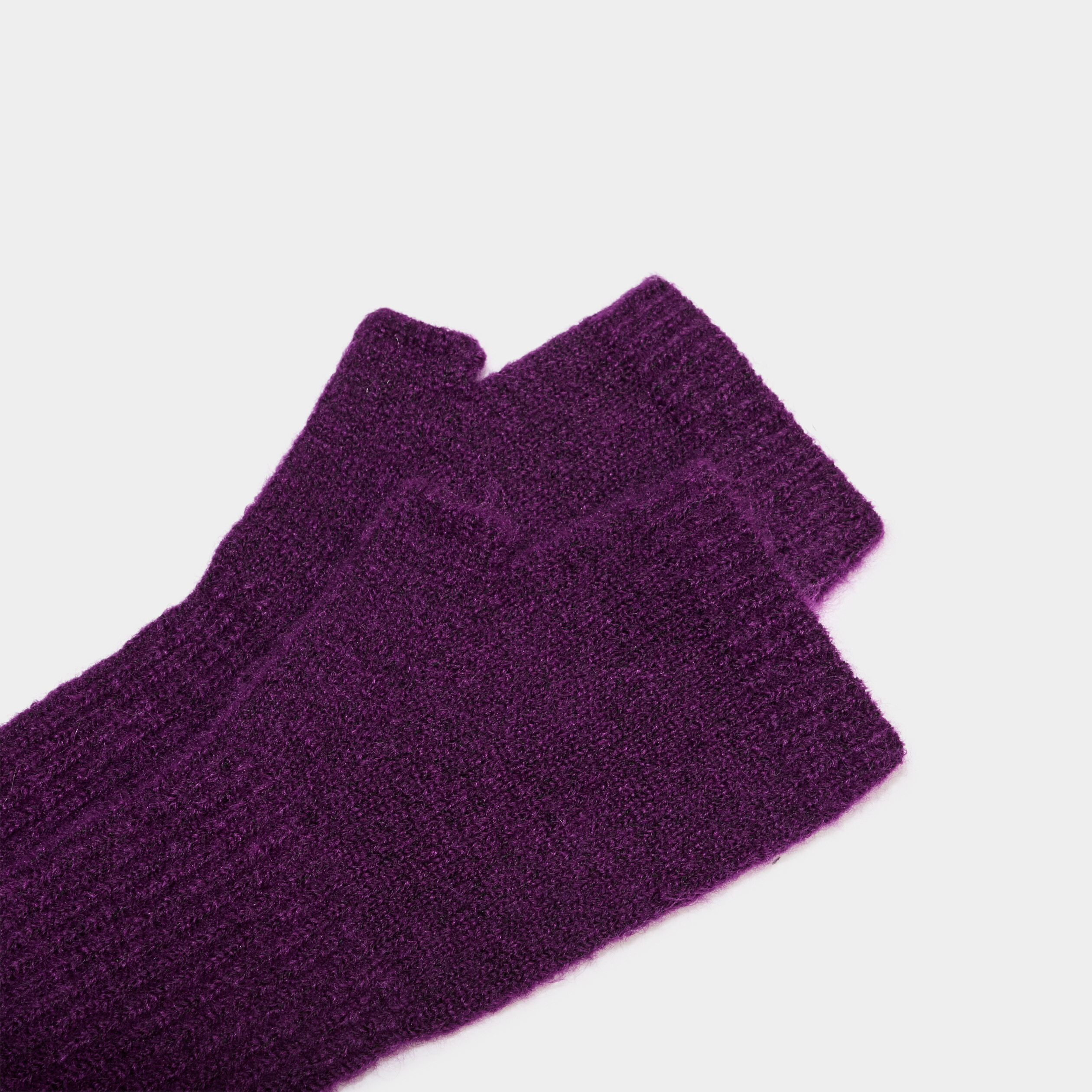 Mitaines longues en maille c&ocirc;tel&eacute;e violet fonc&eacute; femme