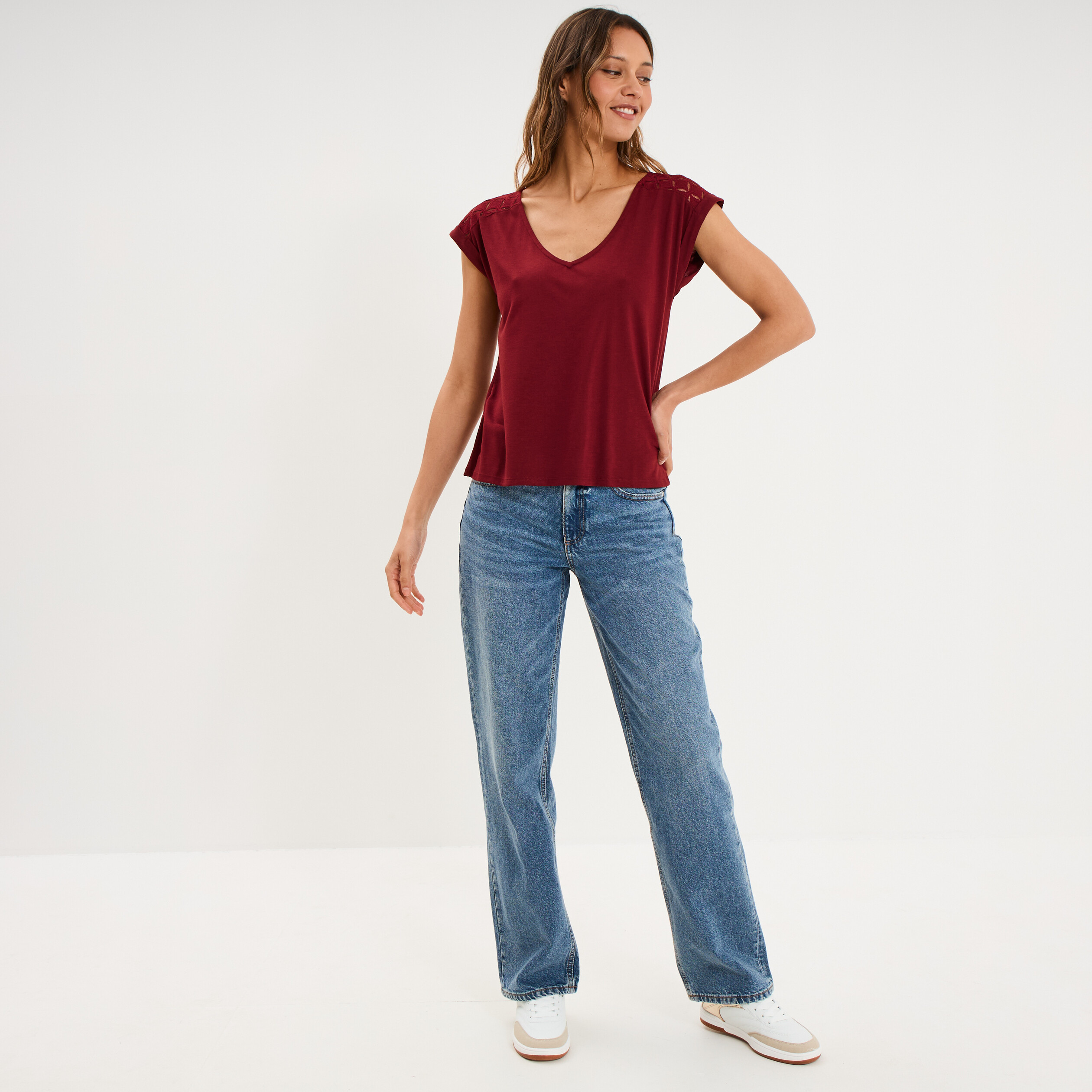 T-shirt col en V ajour&eacute; &eacute;paules et dos bordeaux femme