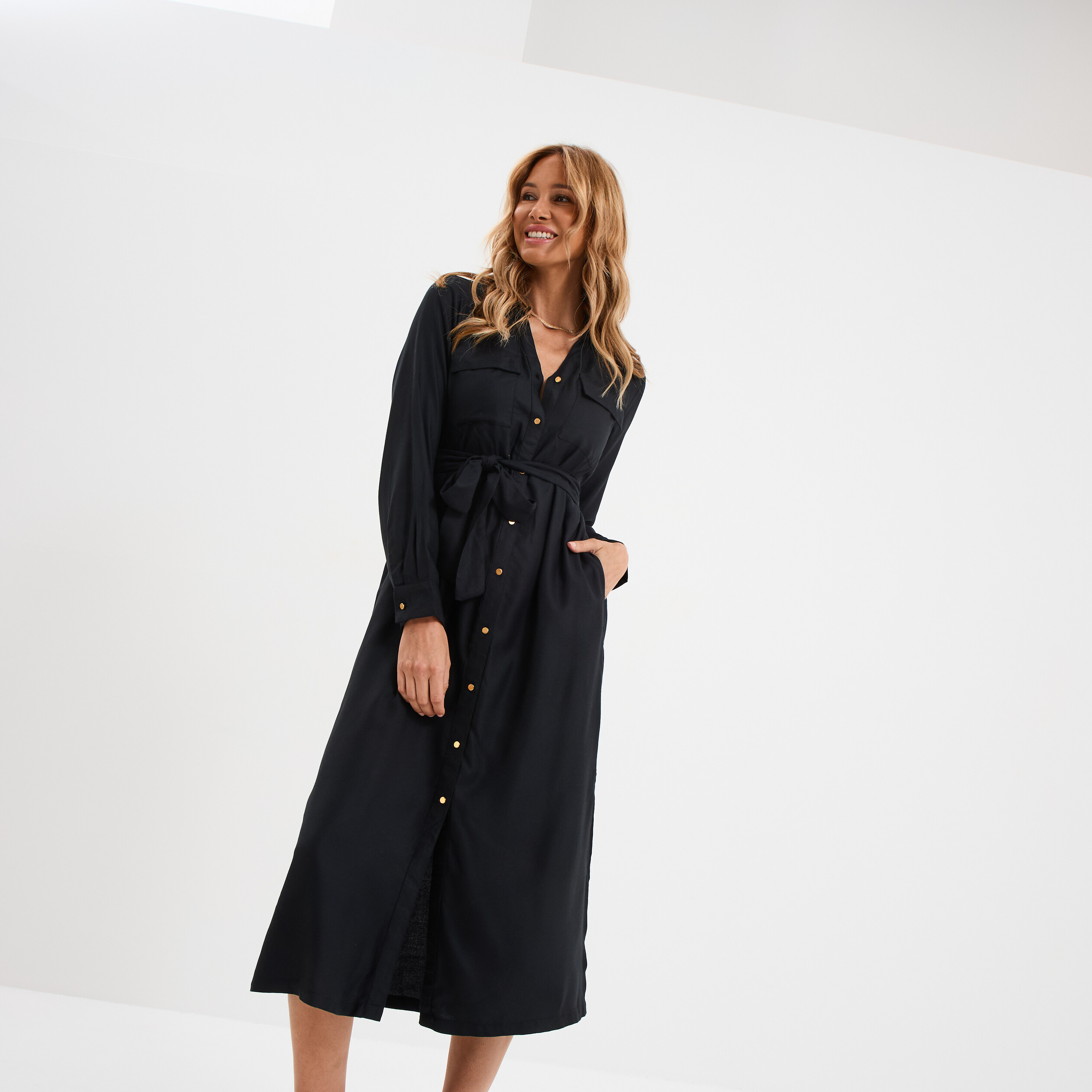 Robe chemise longue ceintur&eacute;e noir femme