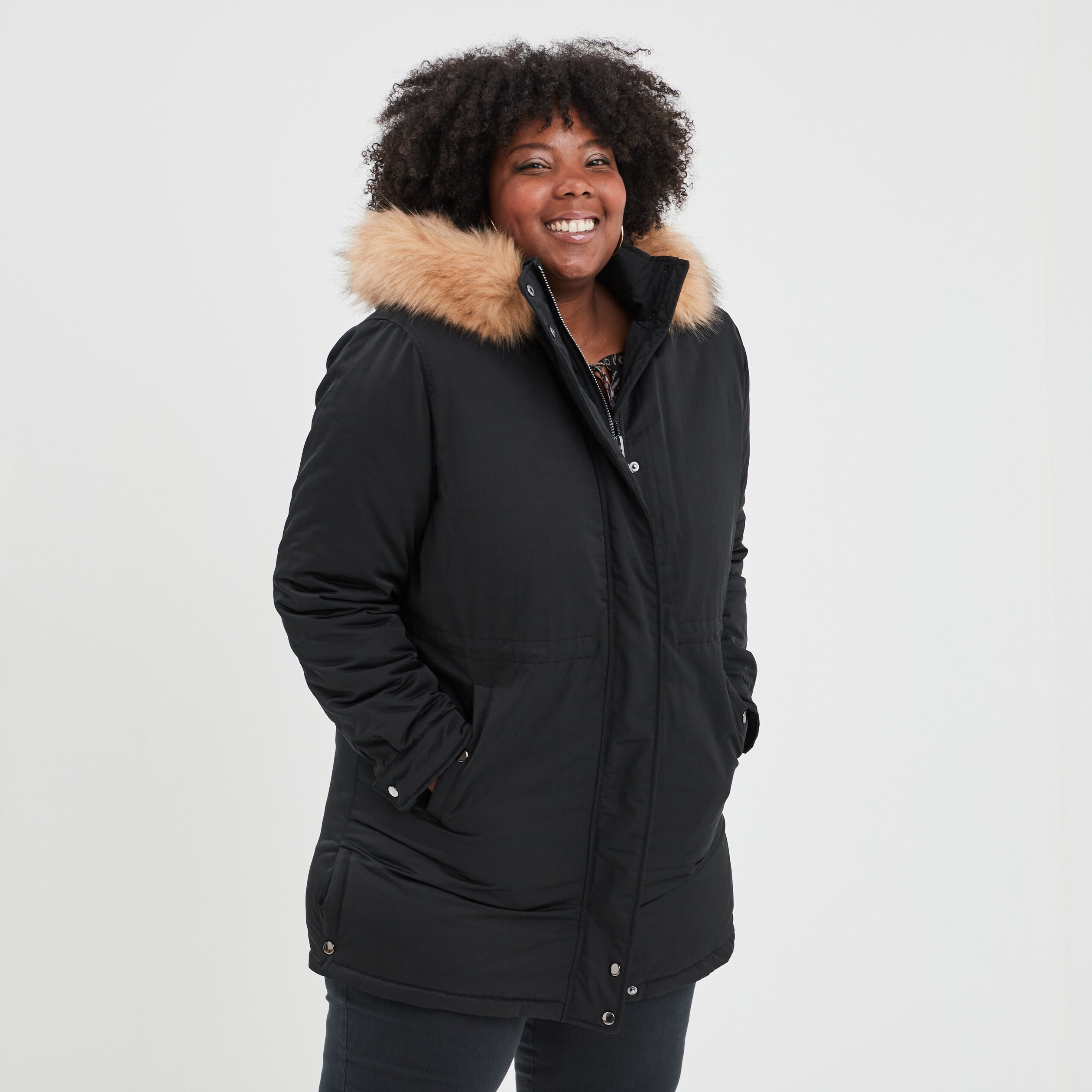 parka a capuche bordure fausse fourrure noir femmegt Parka à capuche bordure fausse fourrure noir femme grande taille