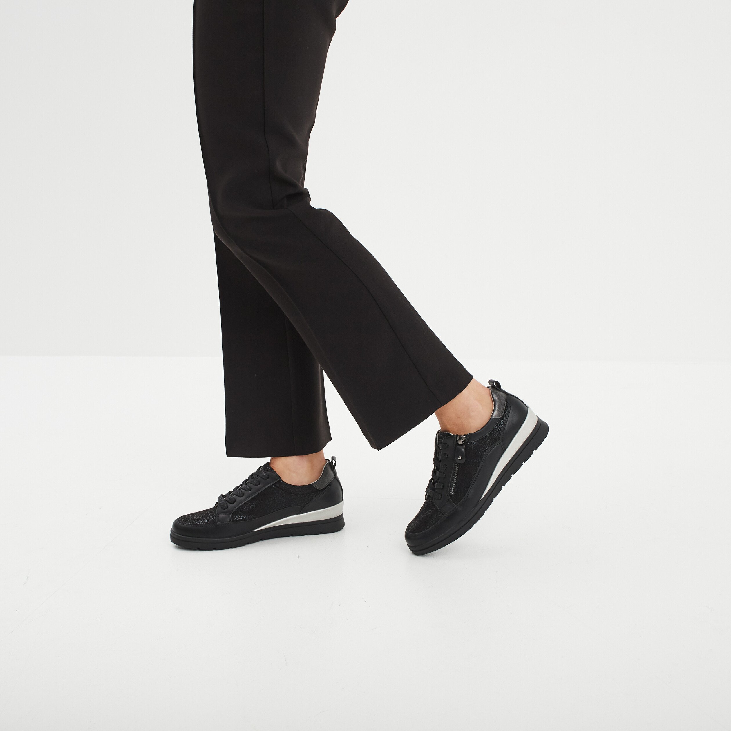Tennis basses pied large Confortissimo noir femme