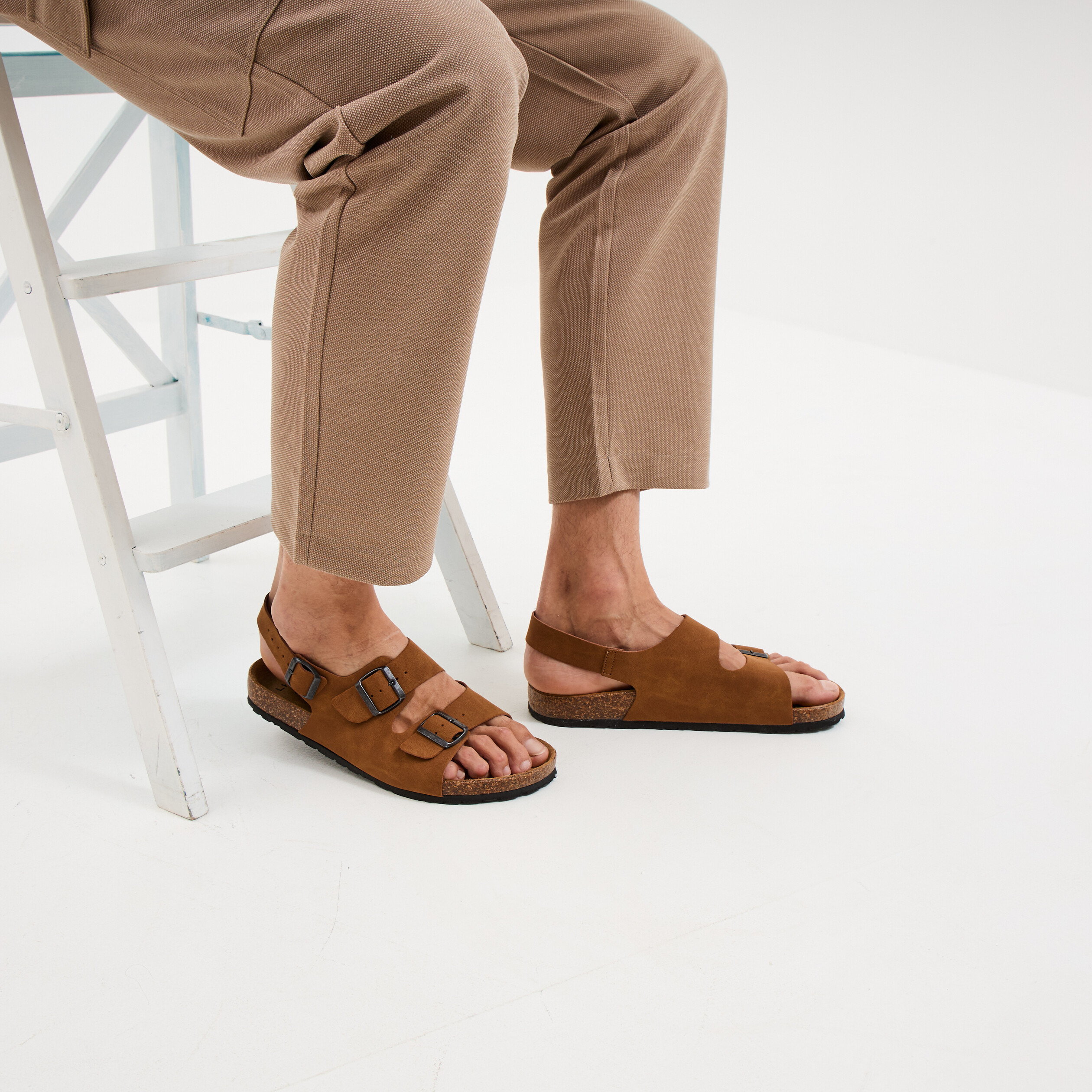 Sandales plates avec boucles marron cognac homme