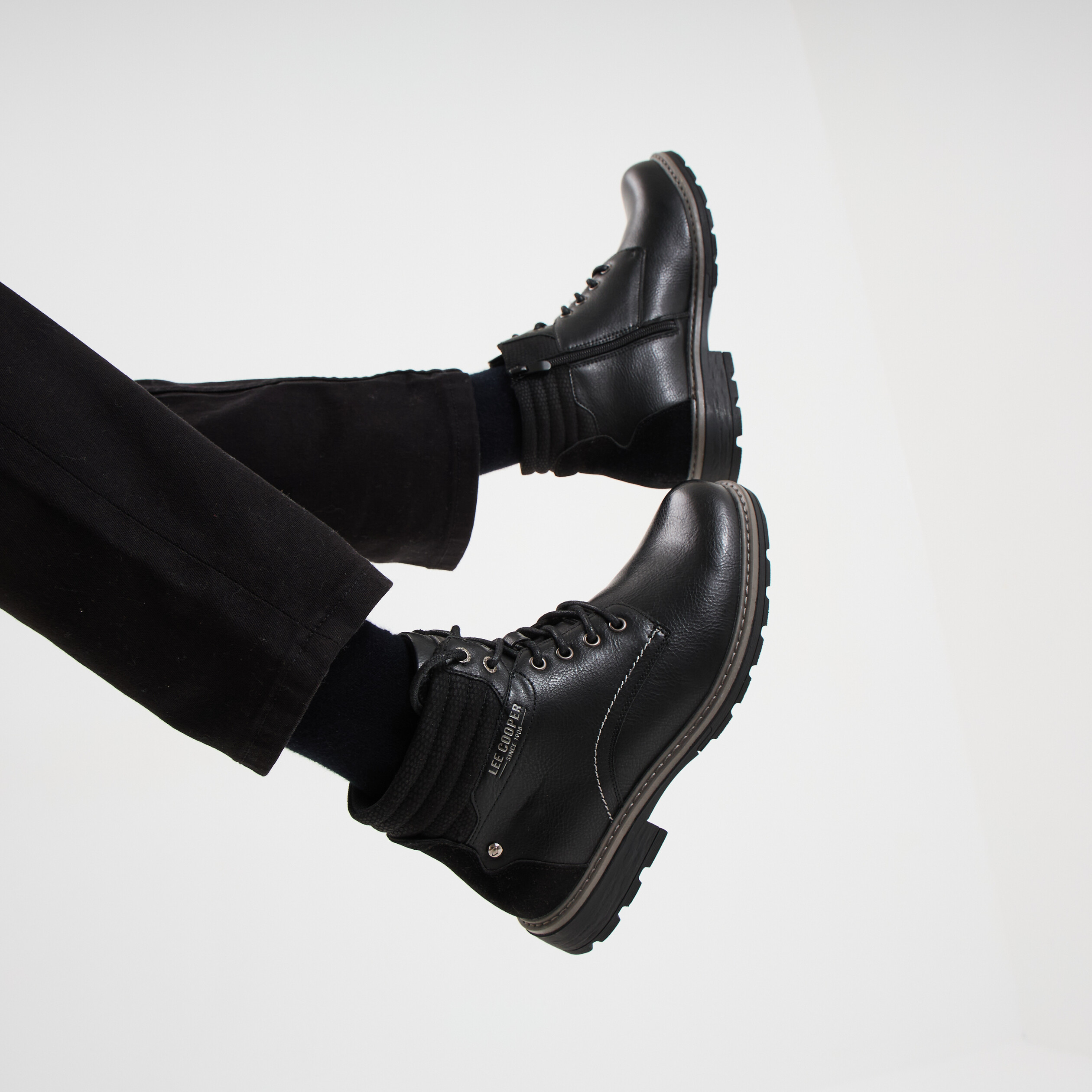 Bottines montantes crant&eacute;es zipp&eacute;es noir homme