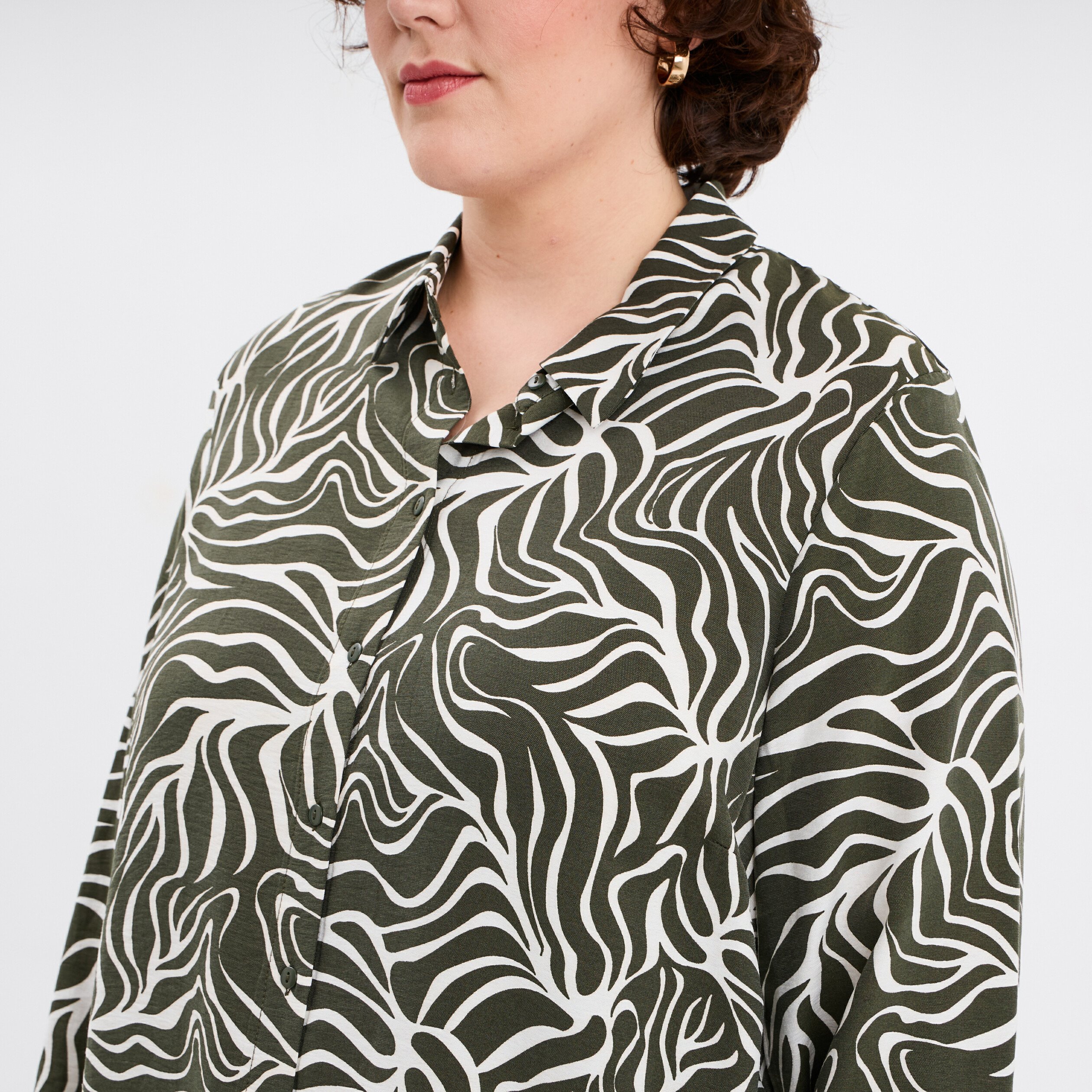 chemise manches longues vert kaki femmegt Chemise manches longues vert kaki femme grande taille