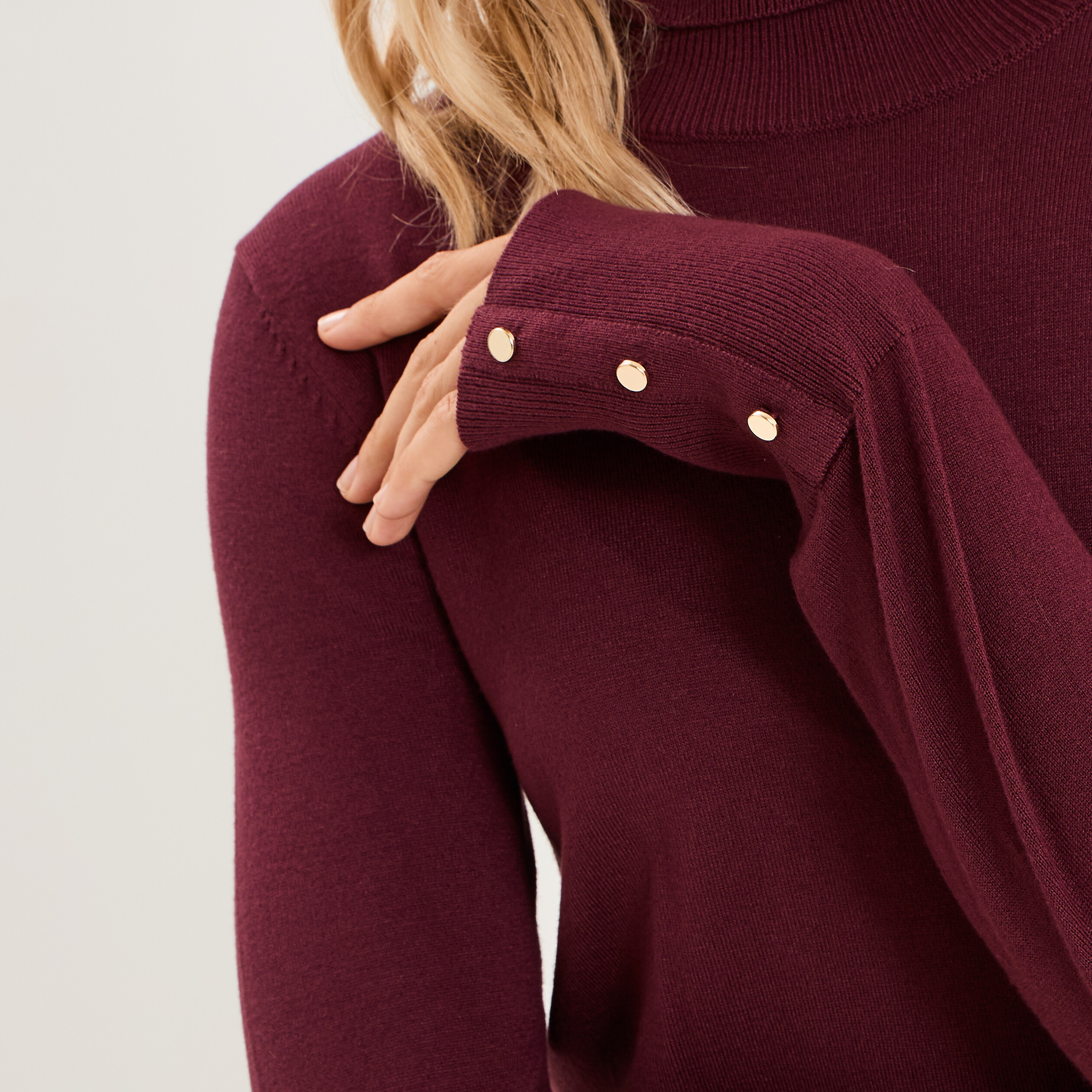 Pull col roul&eacute; avec boutons poignets violet fonc&eacute; femme