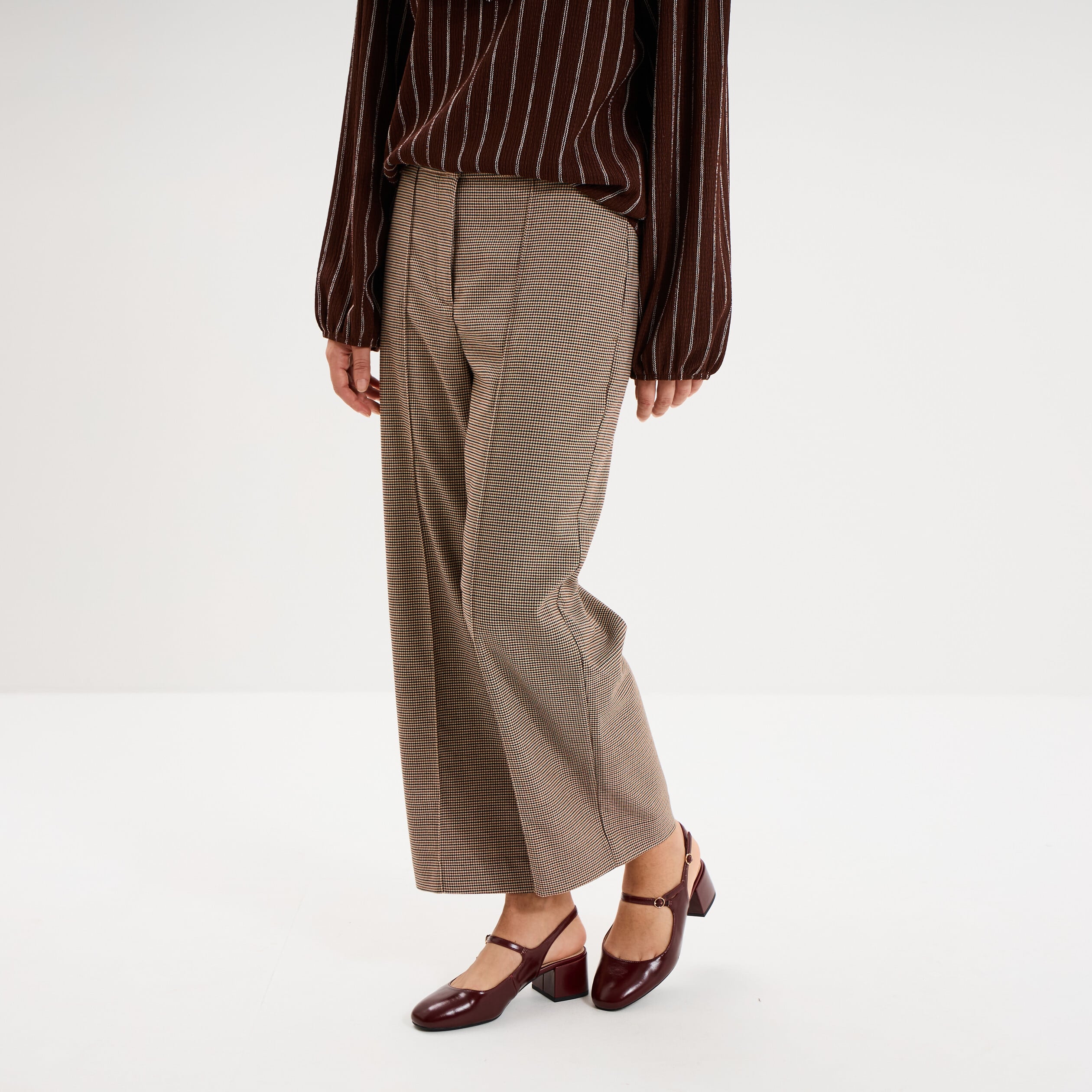 Blouse col montant &agrave; volants marron fonc&eacute; femme