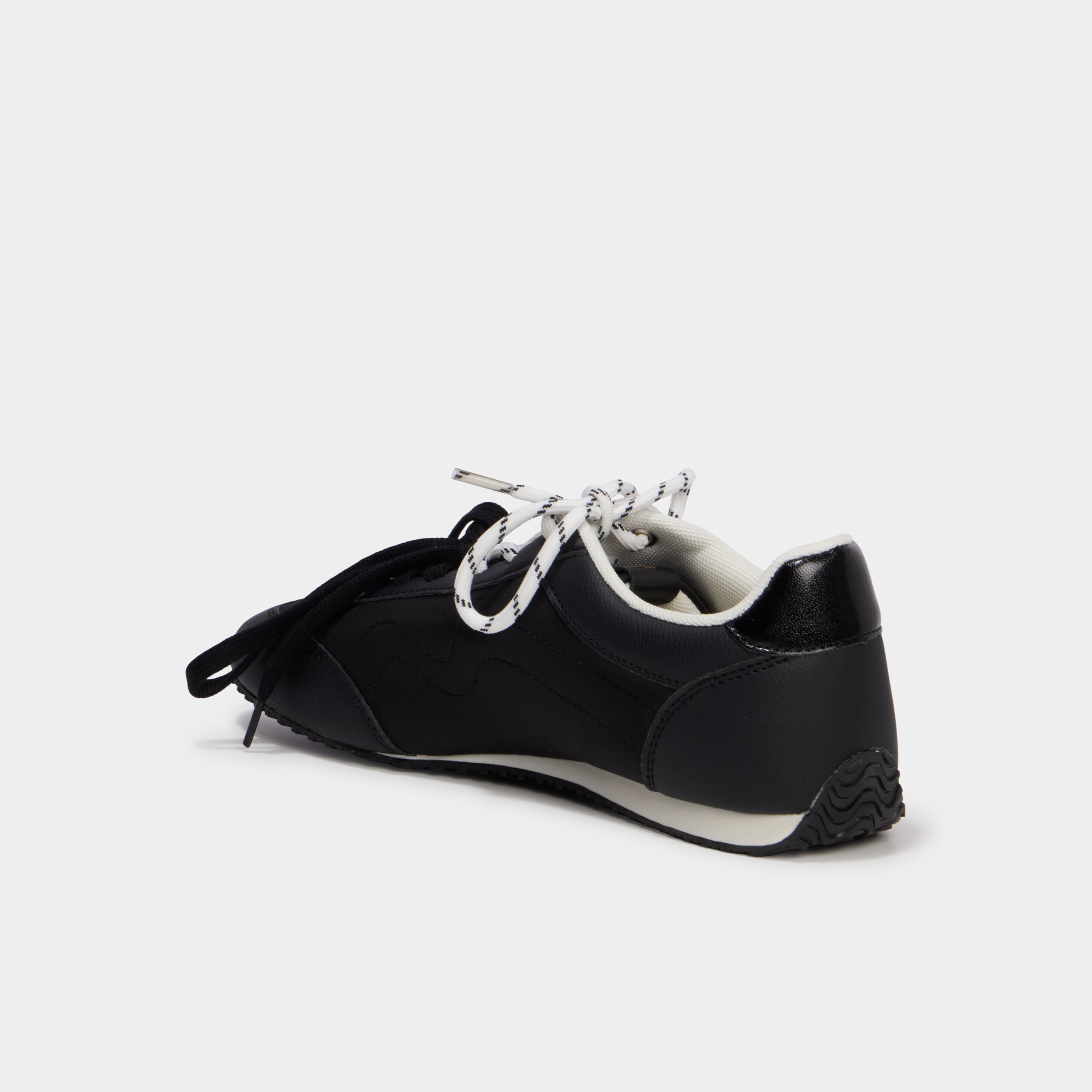 Baskets &agrave; lacets doubles semelle fine noir femme