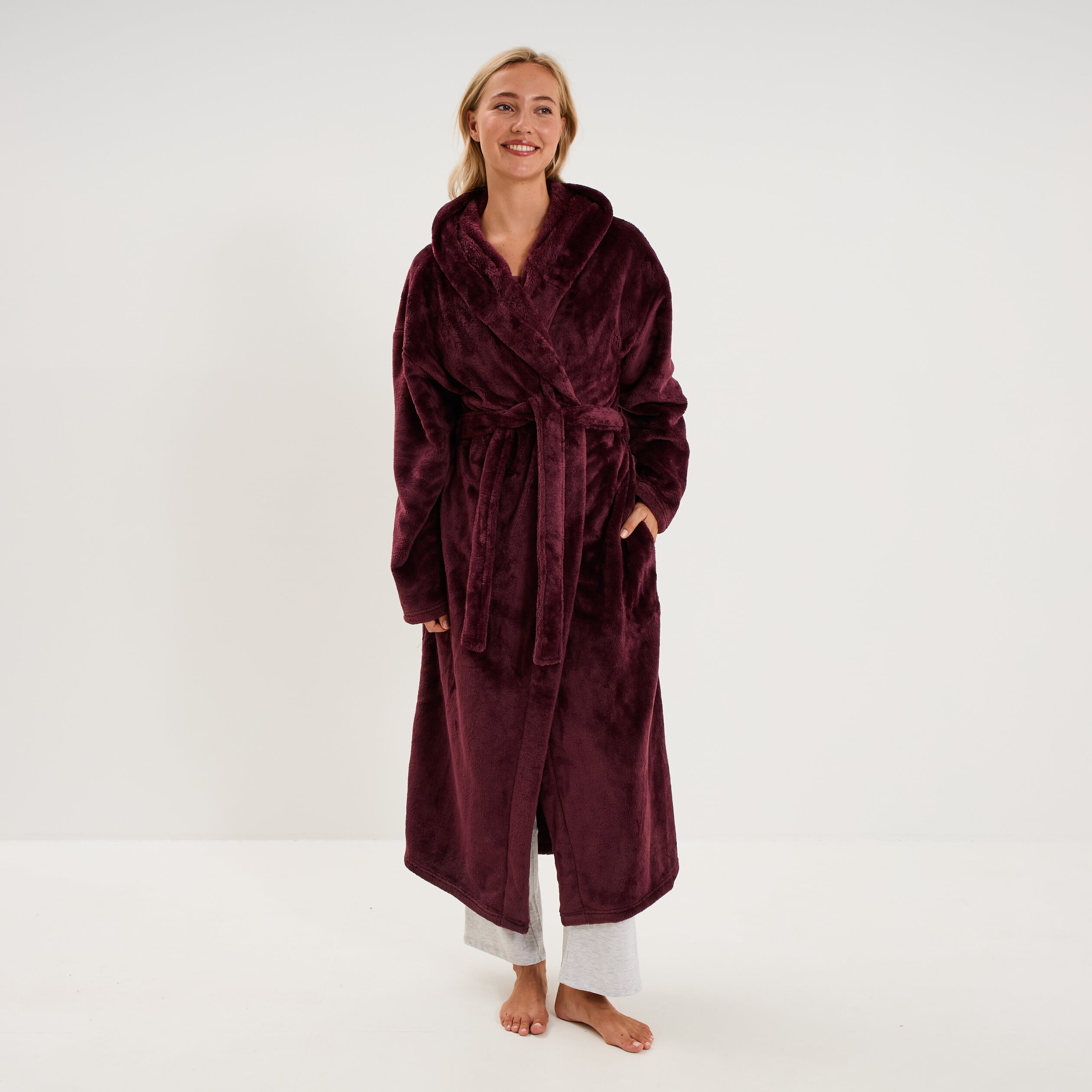 Peignoir effet velours &agrave; capuche prune femme