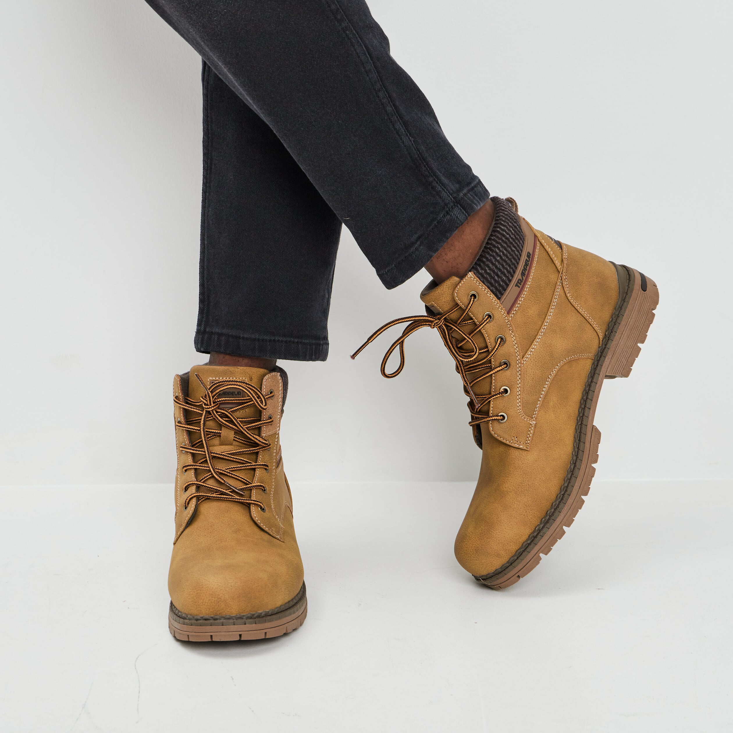 Bottines montantes semelles crant&eacute;es jaune homme