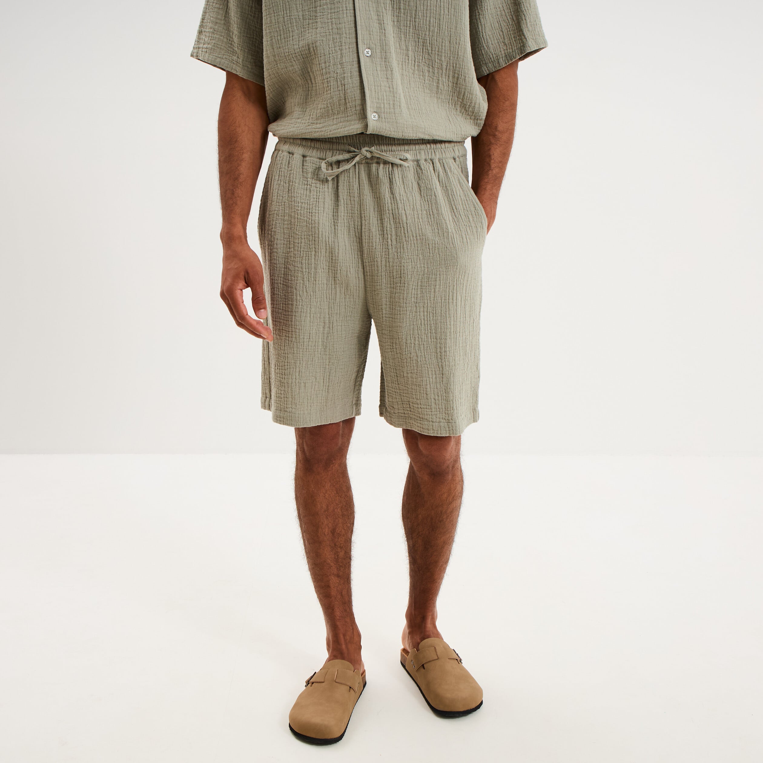 Short chino droit gaze de coton vert clair homme