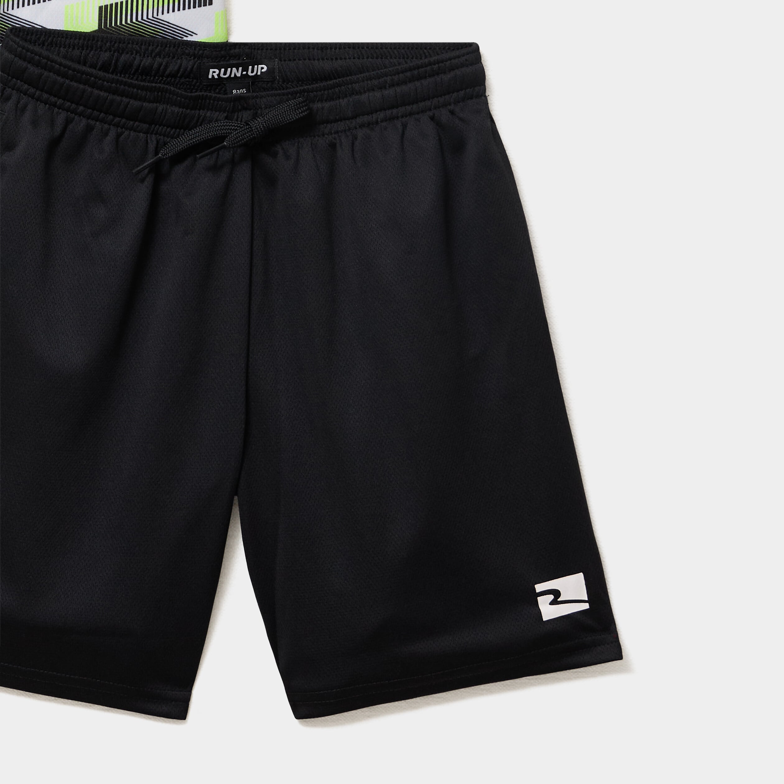 Ensemble de foot short et t-shirt noir gar&ccedil;on