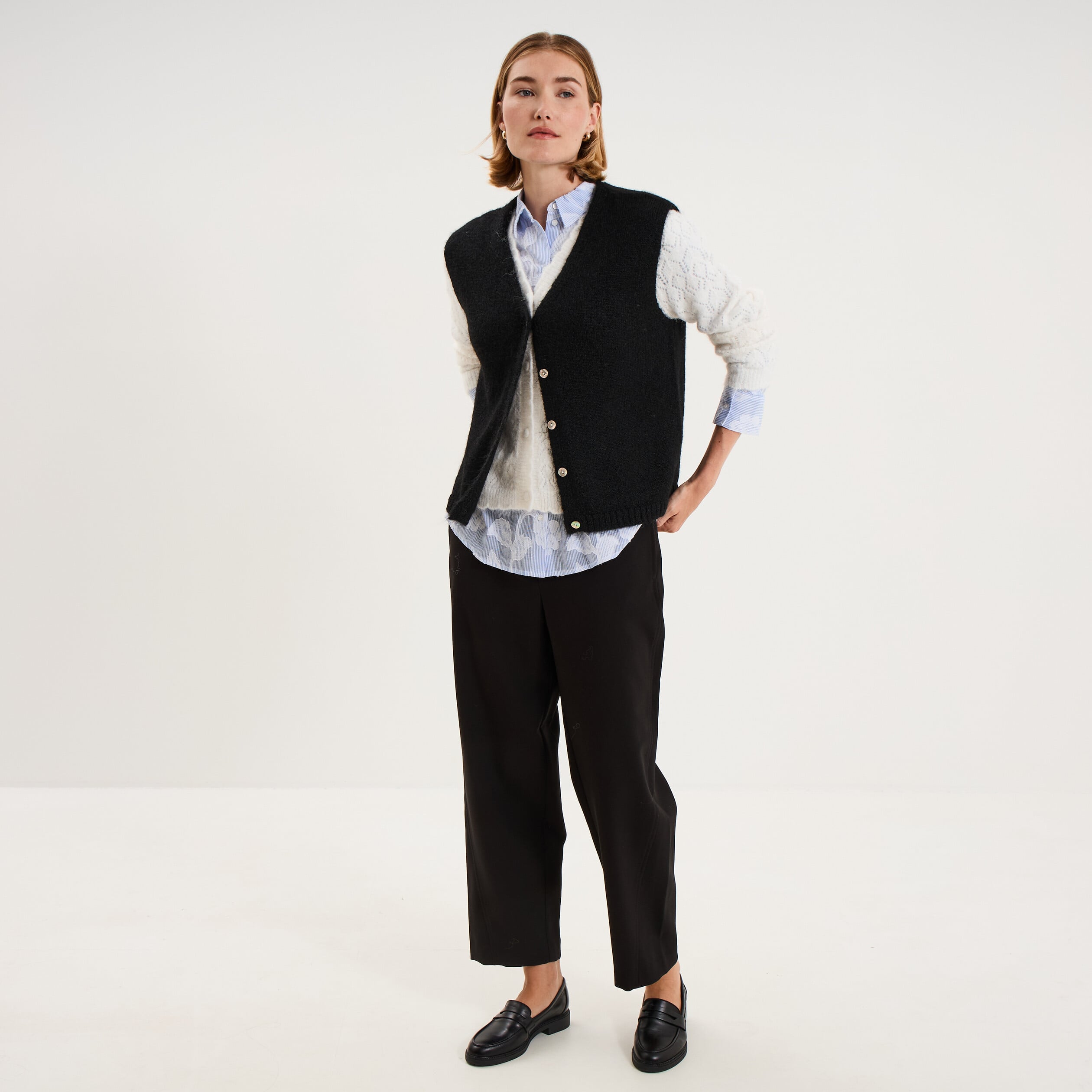 Gilet sans manches col V boutonn&eacute; noir femme