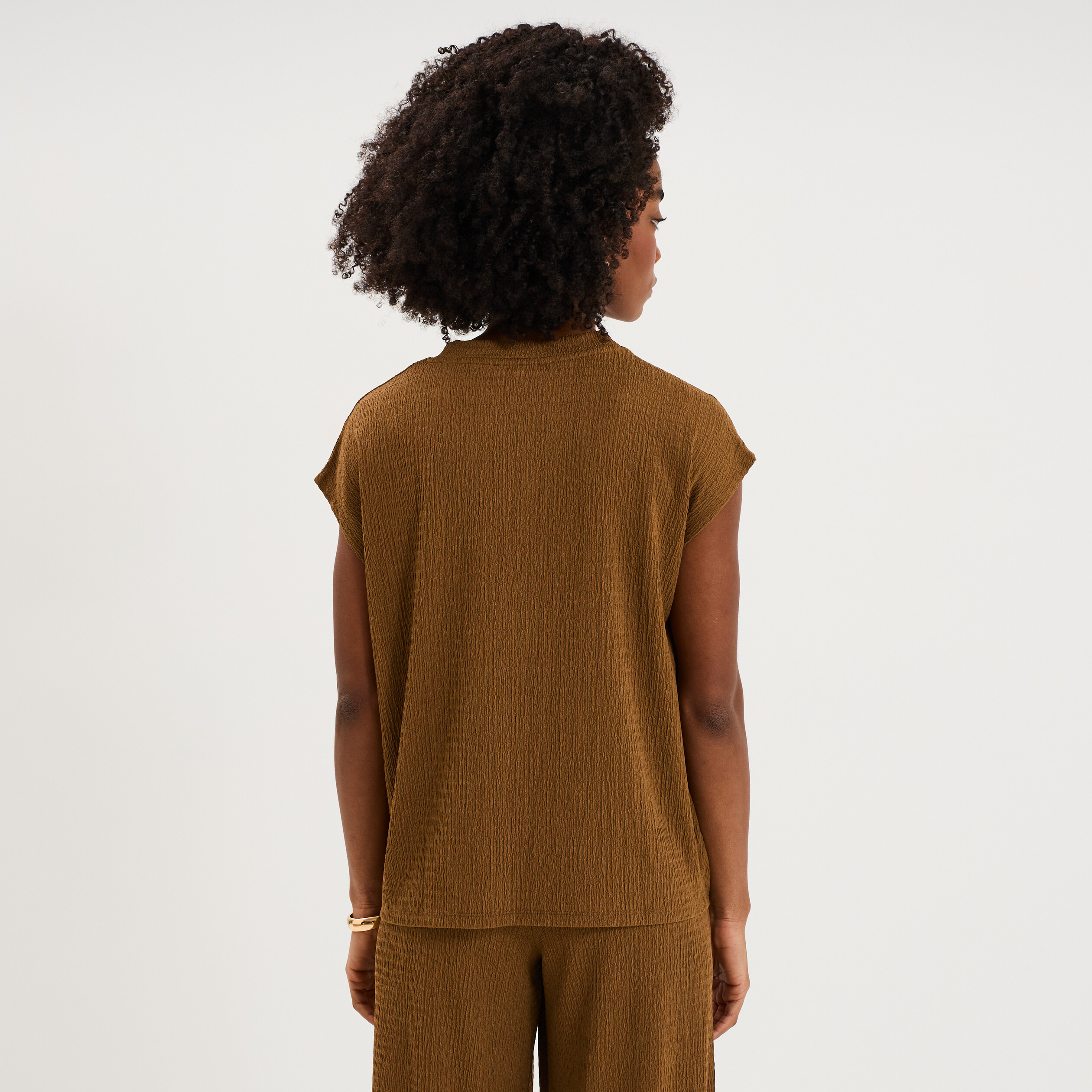 T-shirt gaufr&eacute; col rond avec boutons beige femme