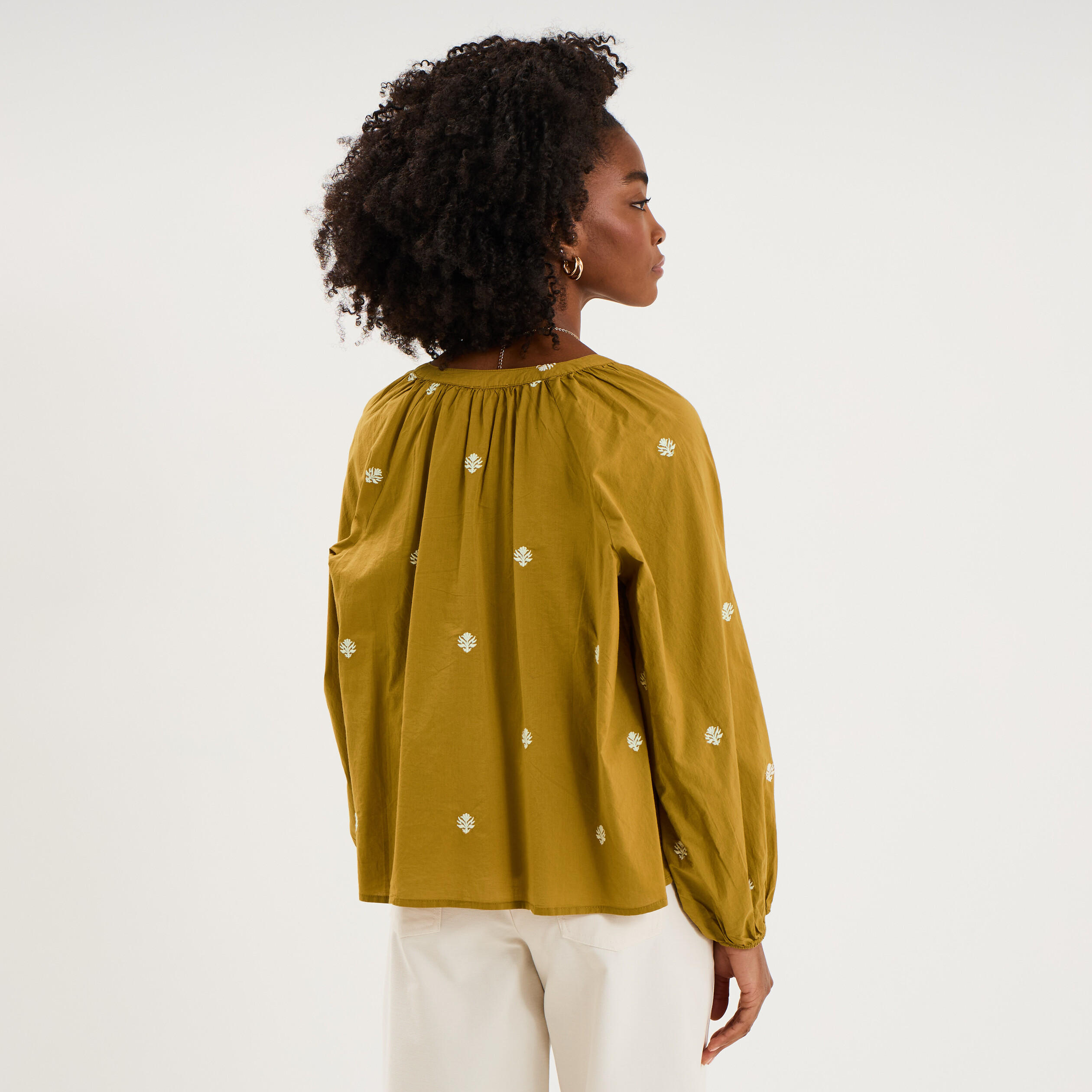 Blouse brod&eacute;e col tunisien coton vert olive femme