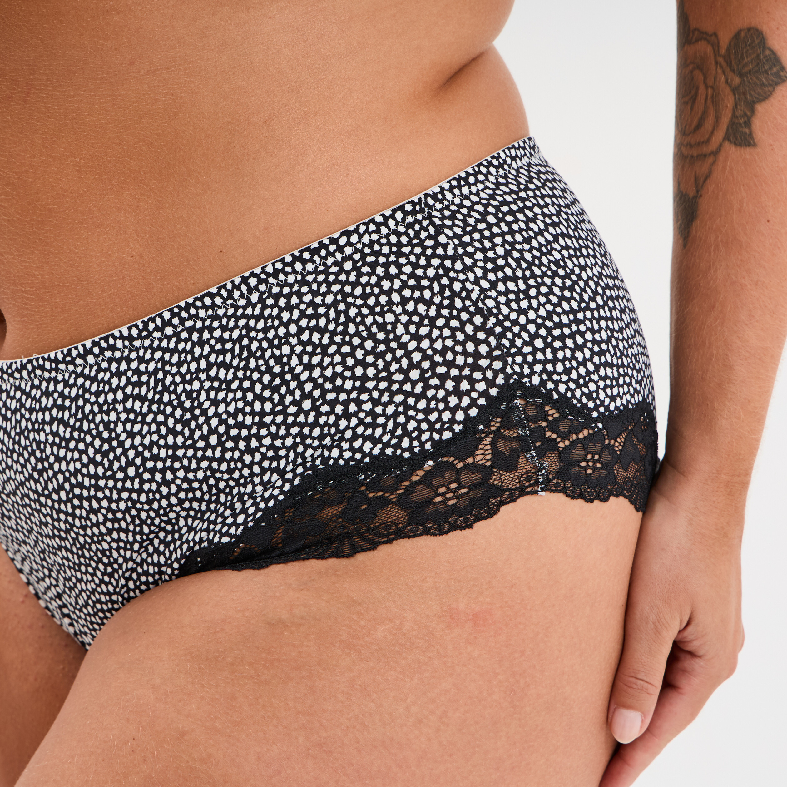 Shorty microfibre empi&egrave;cements dentelle noir femme grande taille