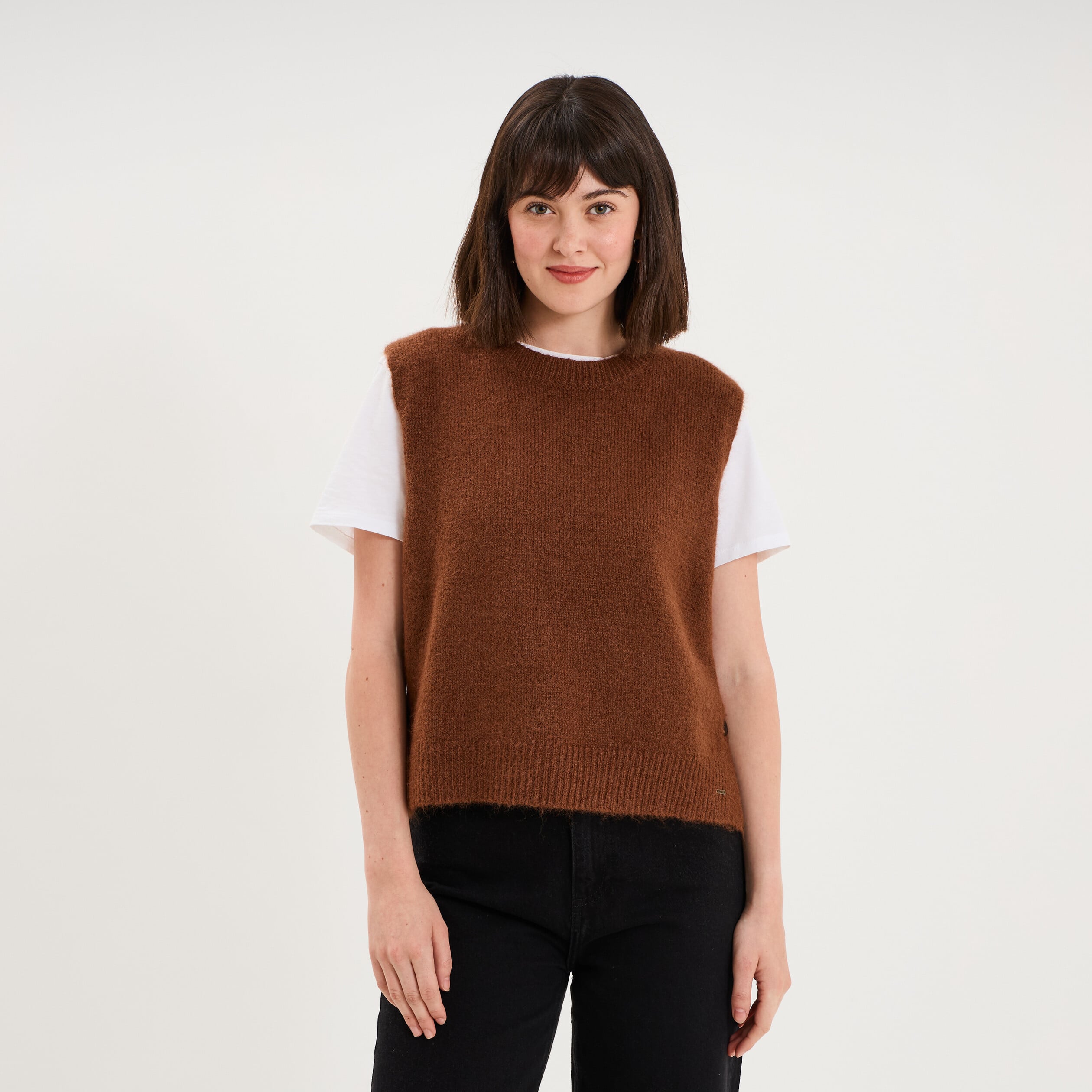Pull col rond sans manches &agrave; boutons marron fonc&eacute; femme