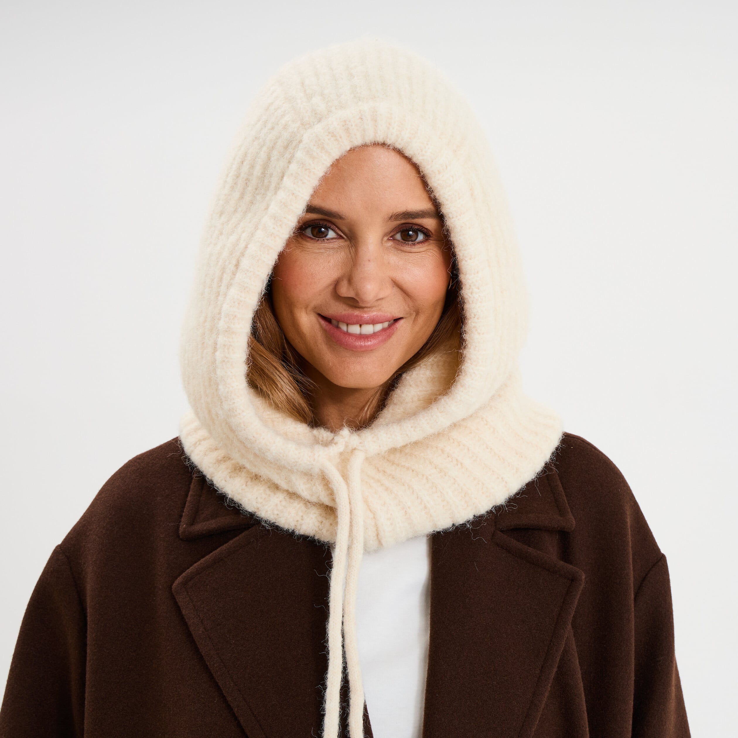 Cagoule tricot&eacute;e ivoire femme