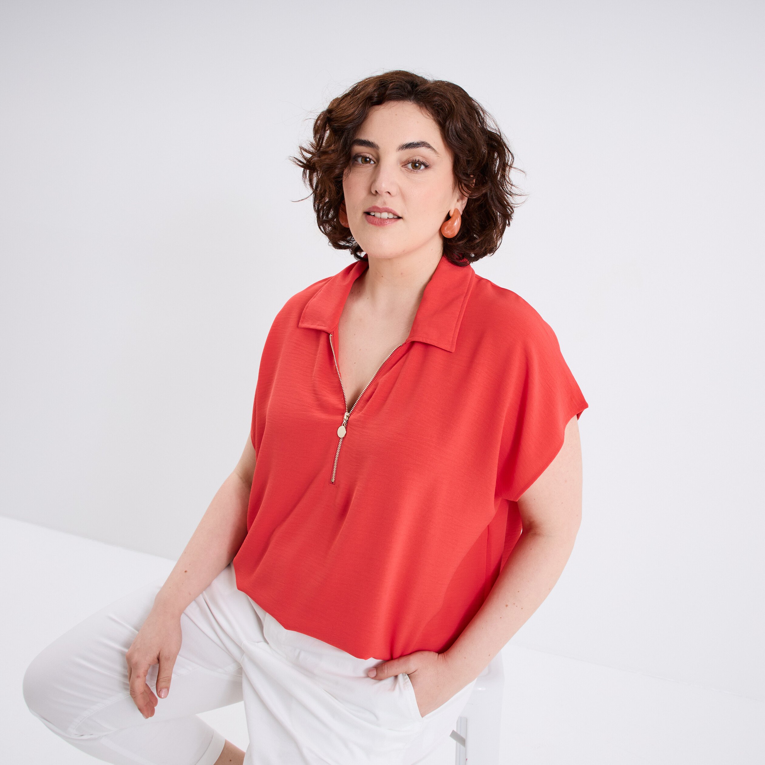 blouse effet satin manches courtes rouge femmegt Blouse effet satin manches courtes rouge femme grande taille