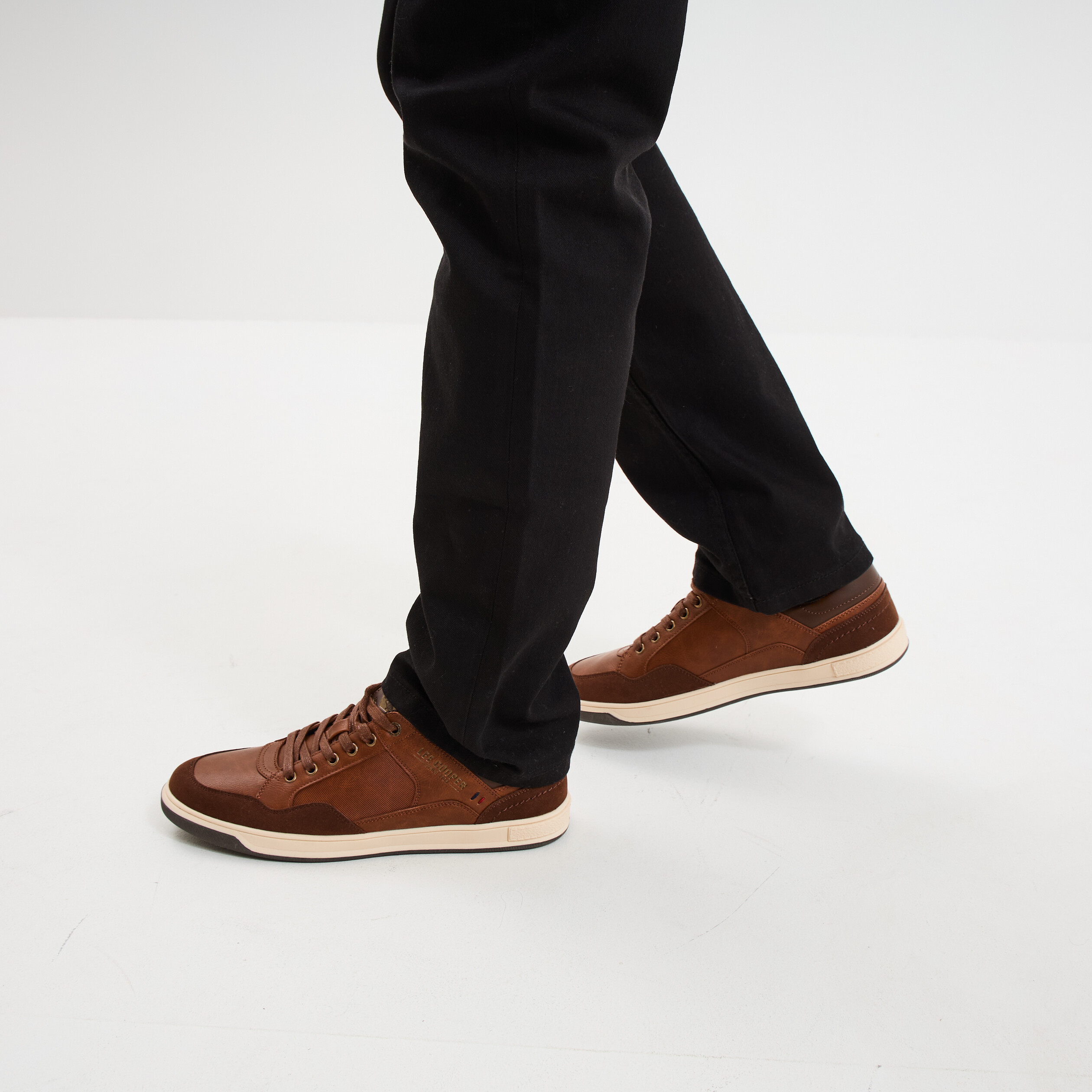 Tennis basses &agrave; lacets marron cognac homme