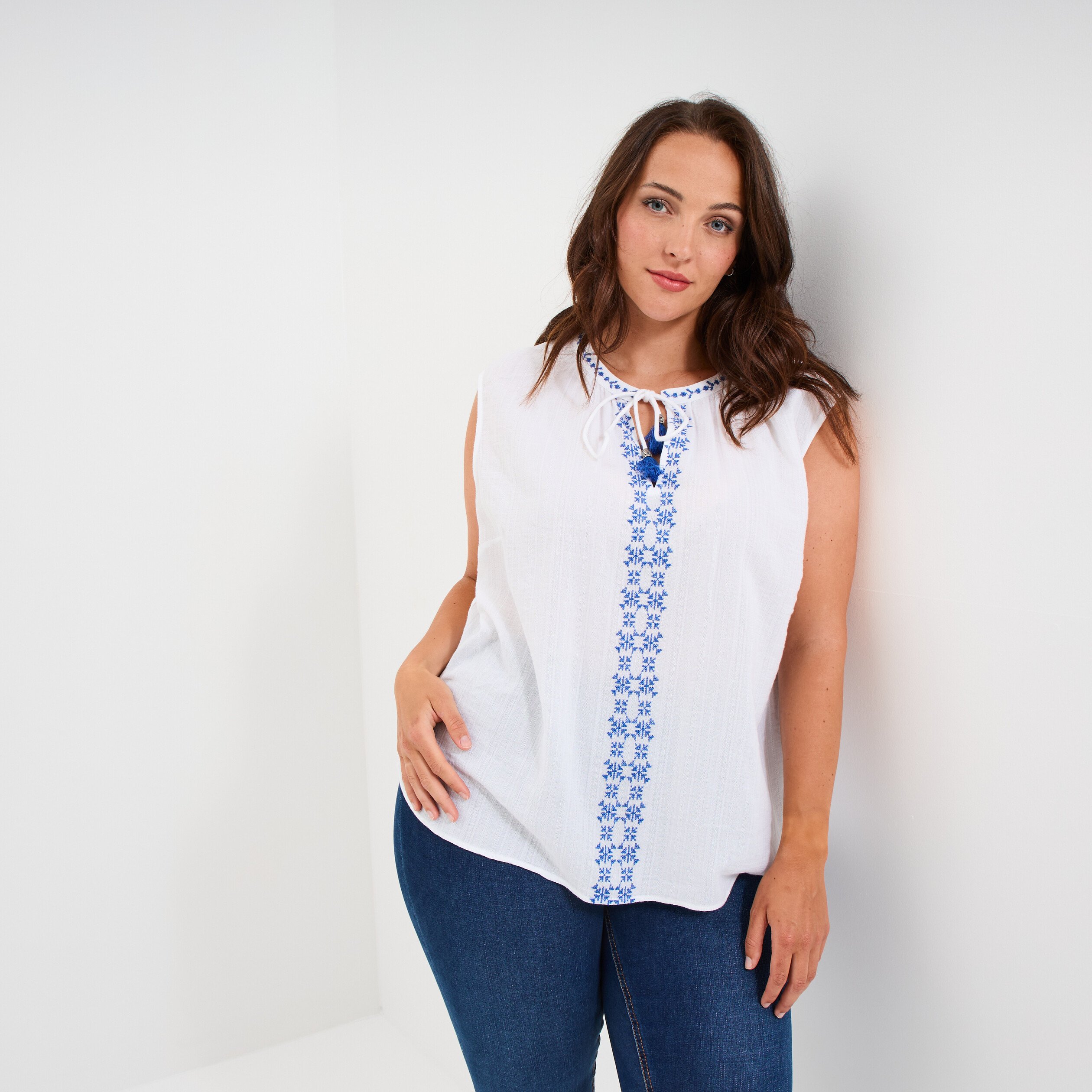 blouse brodee col tunisien coton blanc femmegt Blouse brodée col tunisien coton blanc femme grande taille